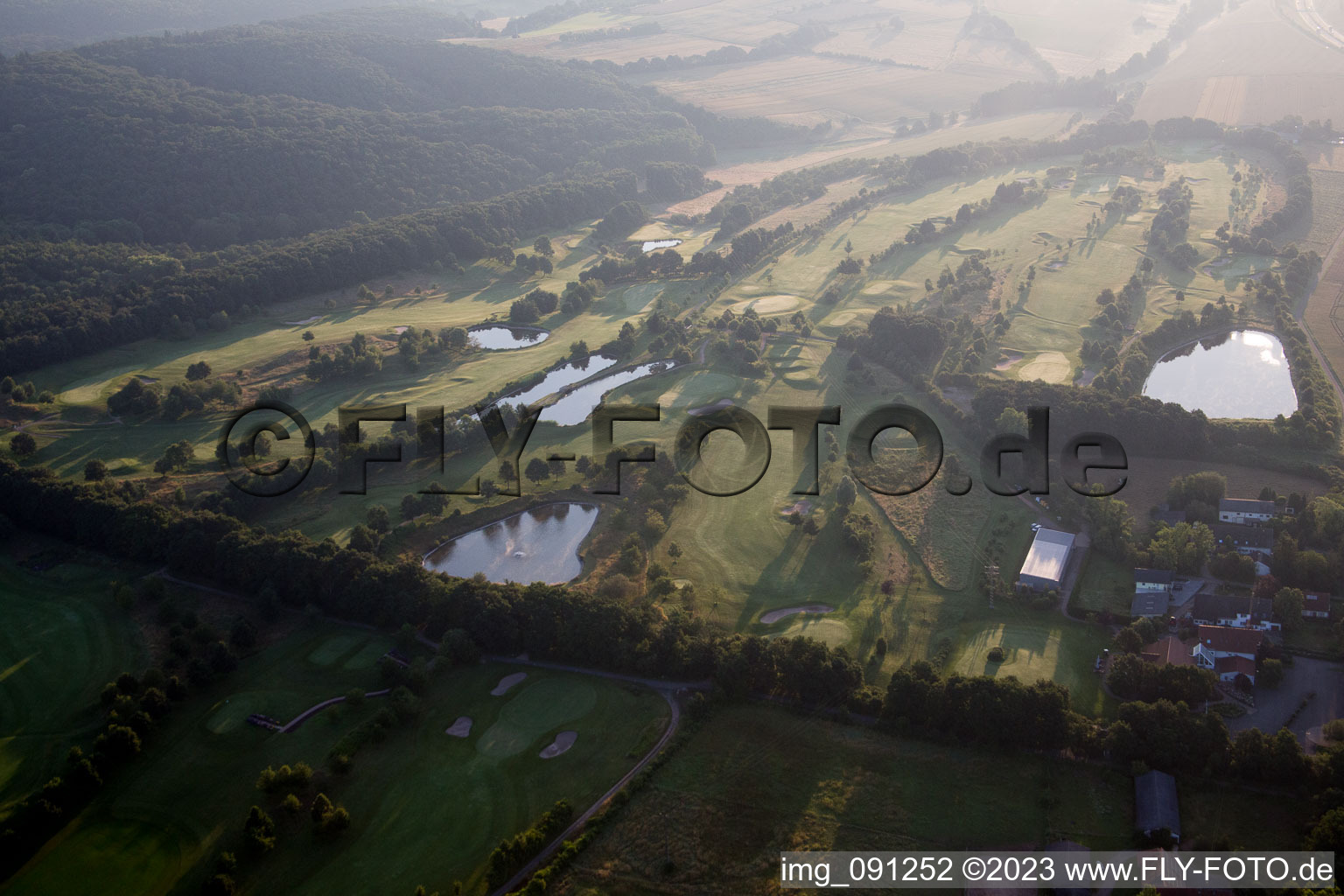 Schrägluftbild von Börrstadt, Golf im Bundesland Rheinland-Pfalz, Deutschland