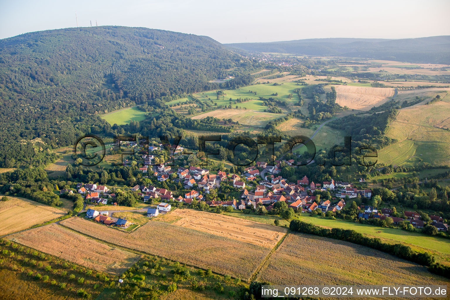 Dorf - Ansicht am Rande von landwirtschaftlichen Feldern und Nutzflächen in Jakobsweiler im Bundesland Rheinland-Pfalz, Deutschland