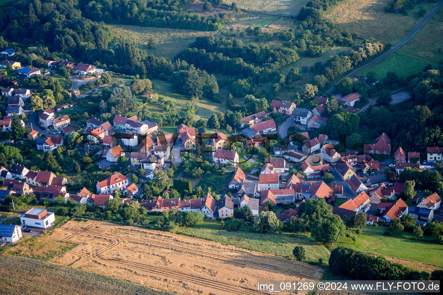 Luftbild von Dorf - Ansicht am Rande von landwirtschaftlichen Feldern und Nutzflächen in Jakobsweiler im Bundesland Rheinland-Pfalz, Deutschland