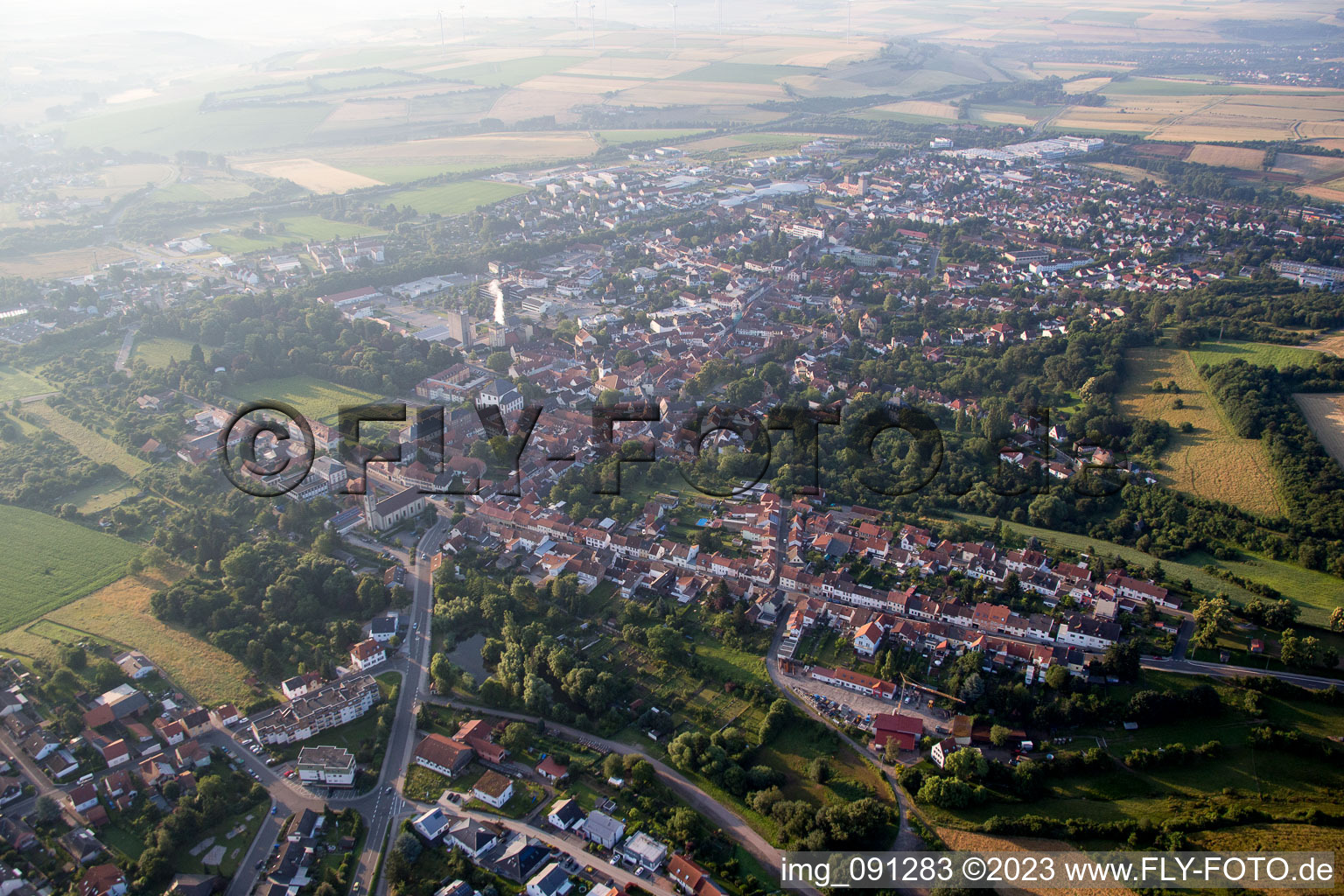 Luftbild von Ortsansicht der Straßen und Häuser der Wohngebiete in Kirchheimbolanden im Bundesland Rheinland-Pfalz, Deutschland