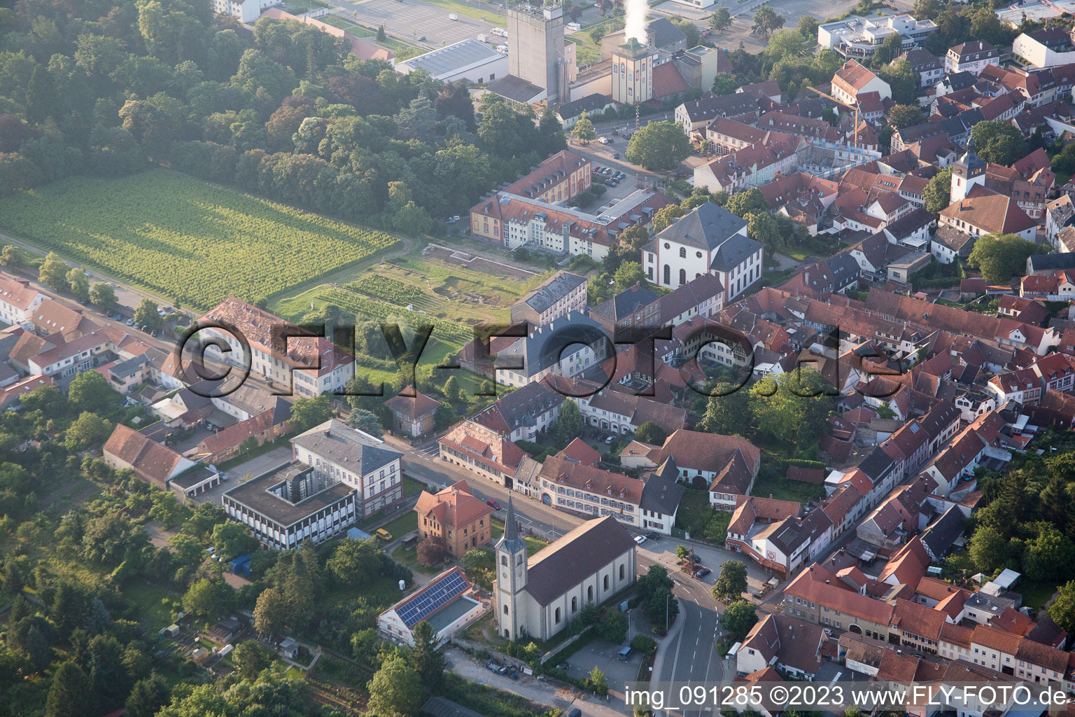 Luftbild von Kirchengebäude Hl. Anna im Altstadt- Zentrum der Innenstadt in Kirchheimbolanden im Bundesland Rheinland-Pfalz, Deutschland