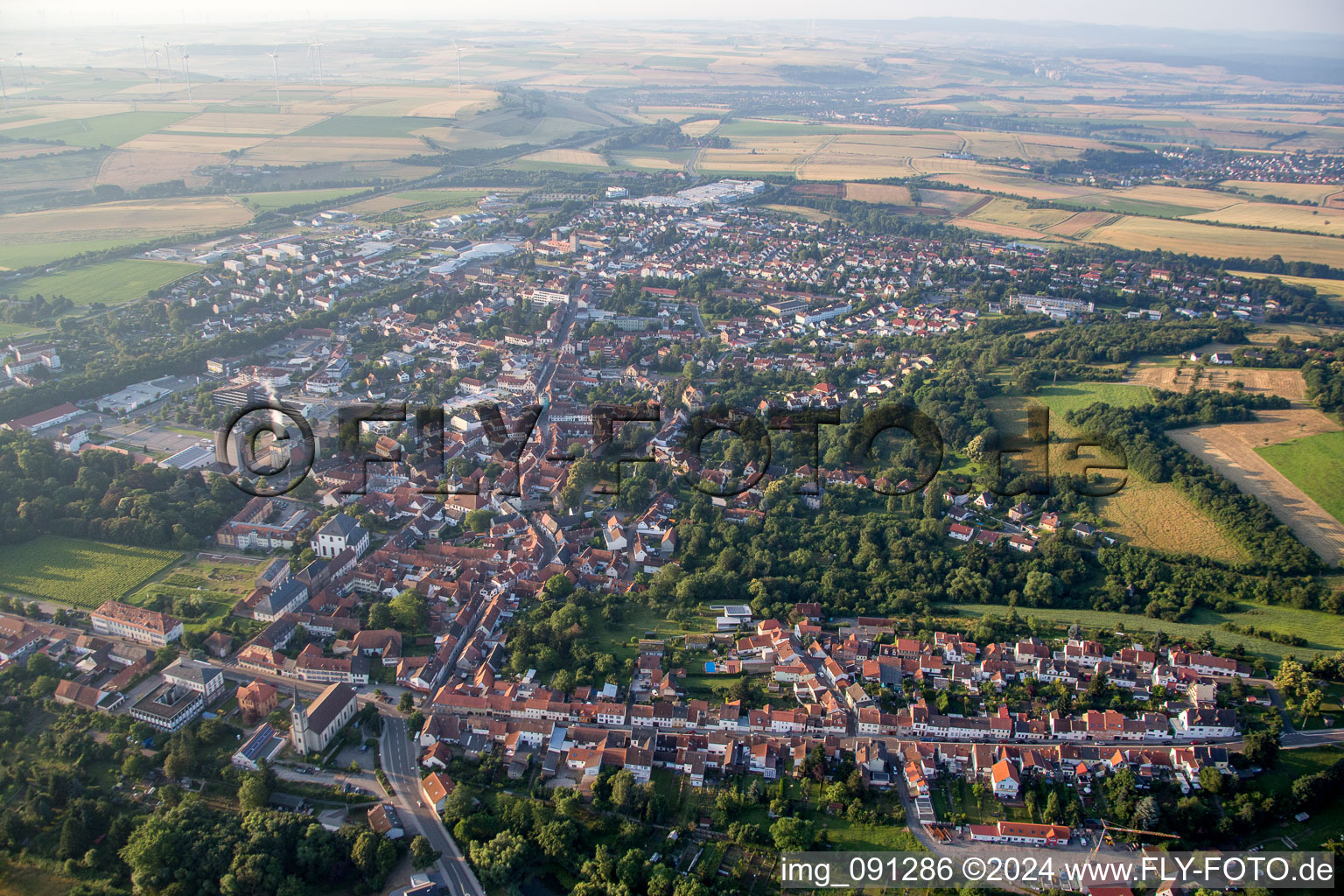 Luftaufnahme von Ortsansicht der Straßen und Häuser der Wohngebiete in Kirchheimbolanden im Bundesland Rheinland-Pfalz, Deutschland