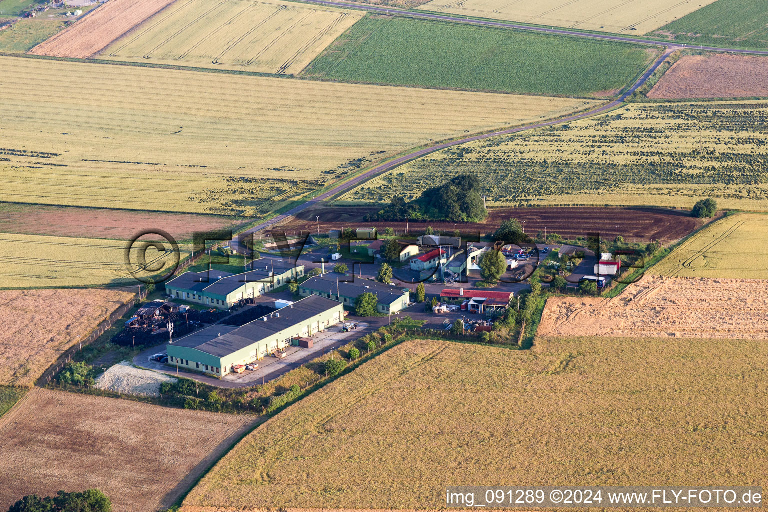 Gehöft eines Bauernhofes am Rand von bestellten Feldern in Orbis im Bundesland Rheinland-Pfalz, Deutschland