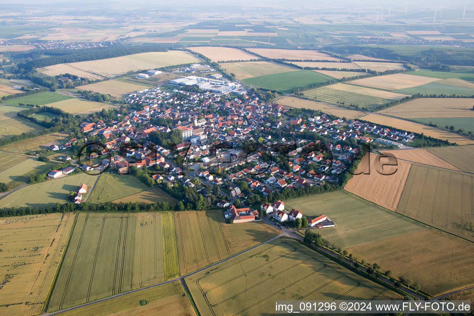 Dorf - Ansicht am Rande von landwirtschaftlichen Feldern und Nutzflächen in Erbes-Büdesheim im Bundesland Rheinland-Pfalz, Deutschland