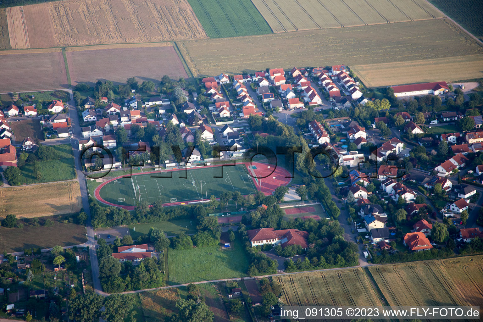 Luftaufnahme von Armsheim im Bundesland Rheinland-Pfalz, Deutschland