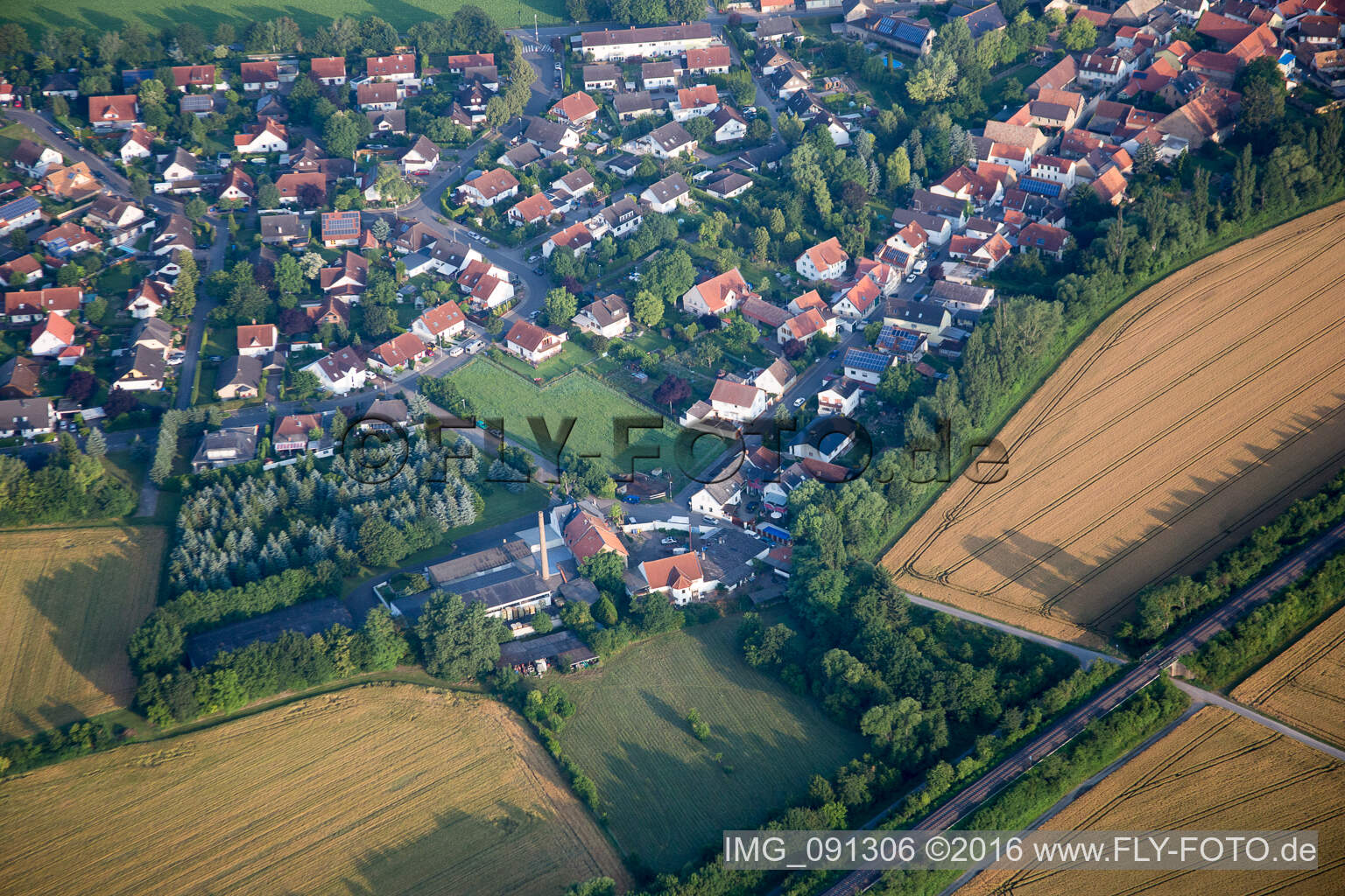 Schrägluftbild von Armsheim im Bundesland Rheinland-Pfalz, Deutschland