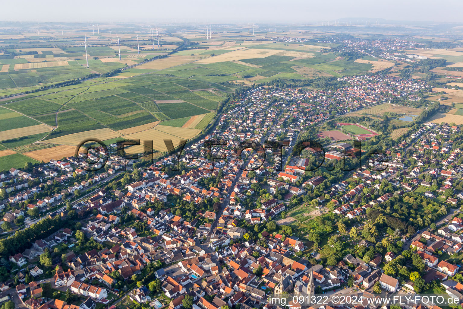 Ortsansicht der Straßen und Häuser der Wohngebiete in Saulheim im Bundesland Rheinland-Pfalz, Deutschland