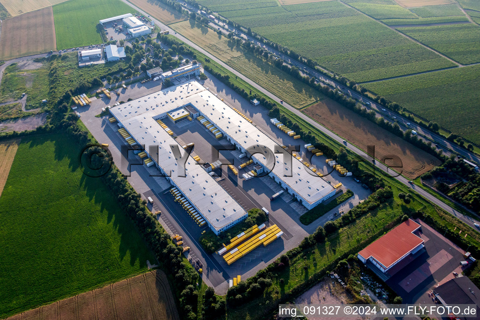 Gebäudekomplex und Gelände des Logistikzentrums der DHL in Saulheim im Bundesland Rheinland-Pfalz, Deutschland
