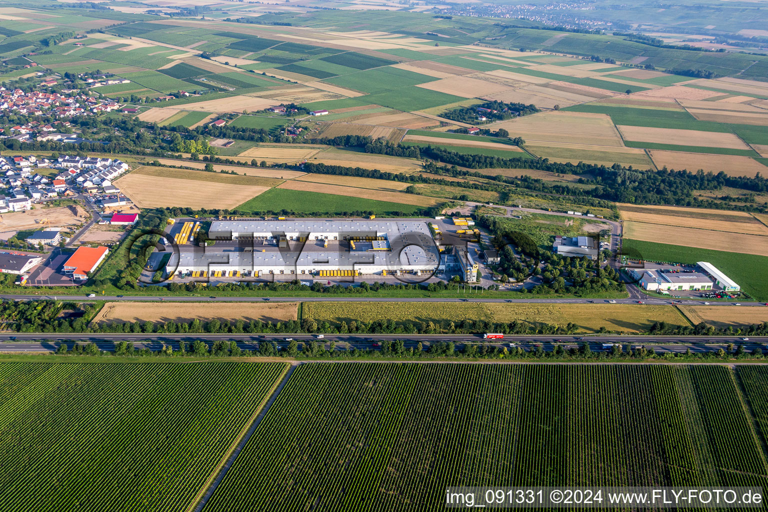 Luftbild von Gebäudekomplex und Gelände des Logistikzentrums der DHL in Saulheim im Bundesland Rheinland-Pfalz, Deutschland