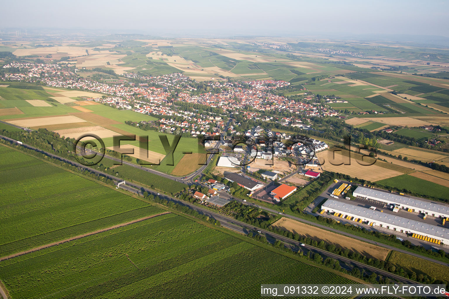 Saulheim im Bundesland Rheinland-Pfalz, Deutschland aus der Luft