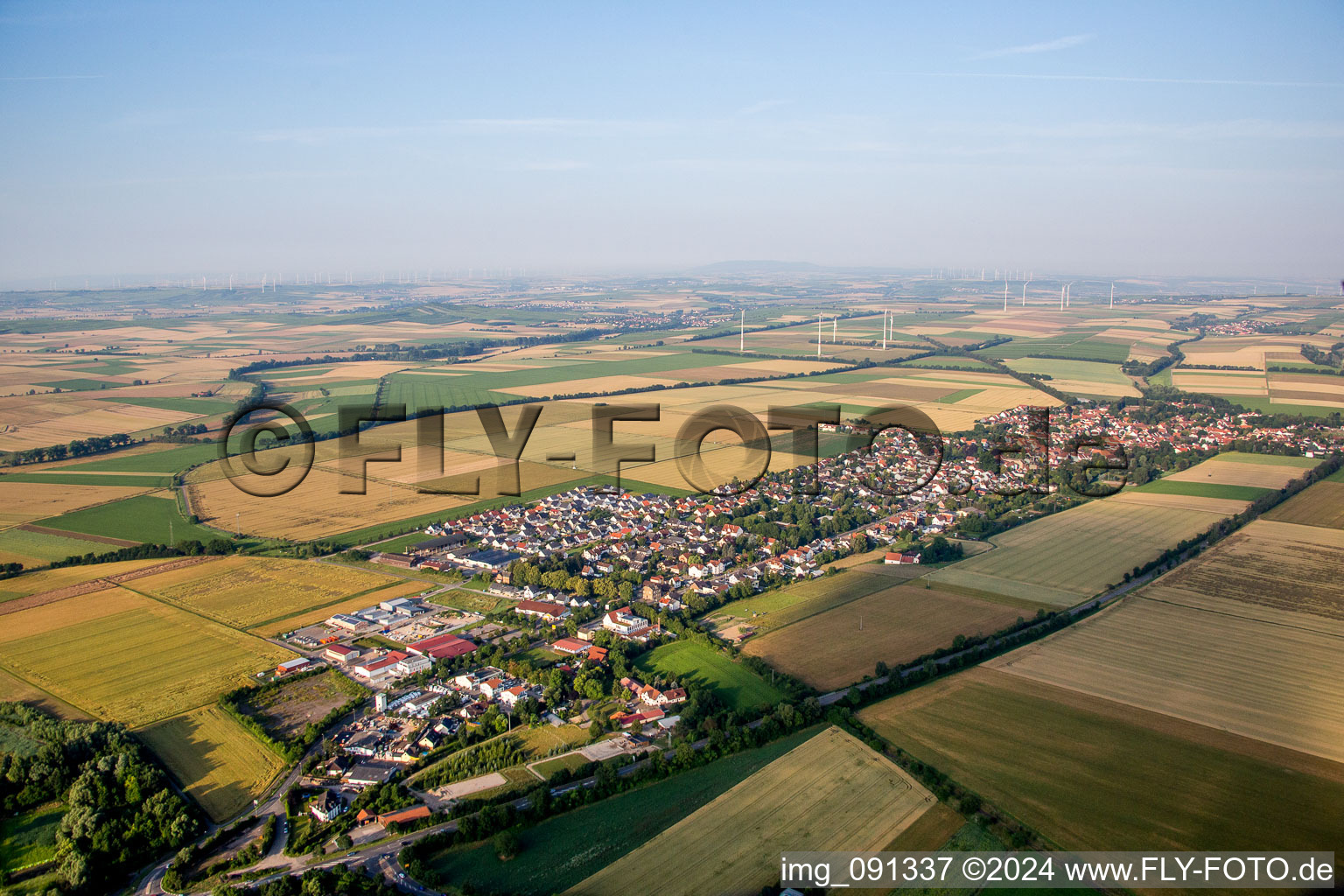 Dorf - Ansicht am Rande von landwirtschaftlichen Feldern und Nutzflächen in Undenheim im Bundesland Rheinland-Pfalz, Deutschland