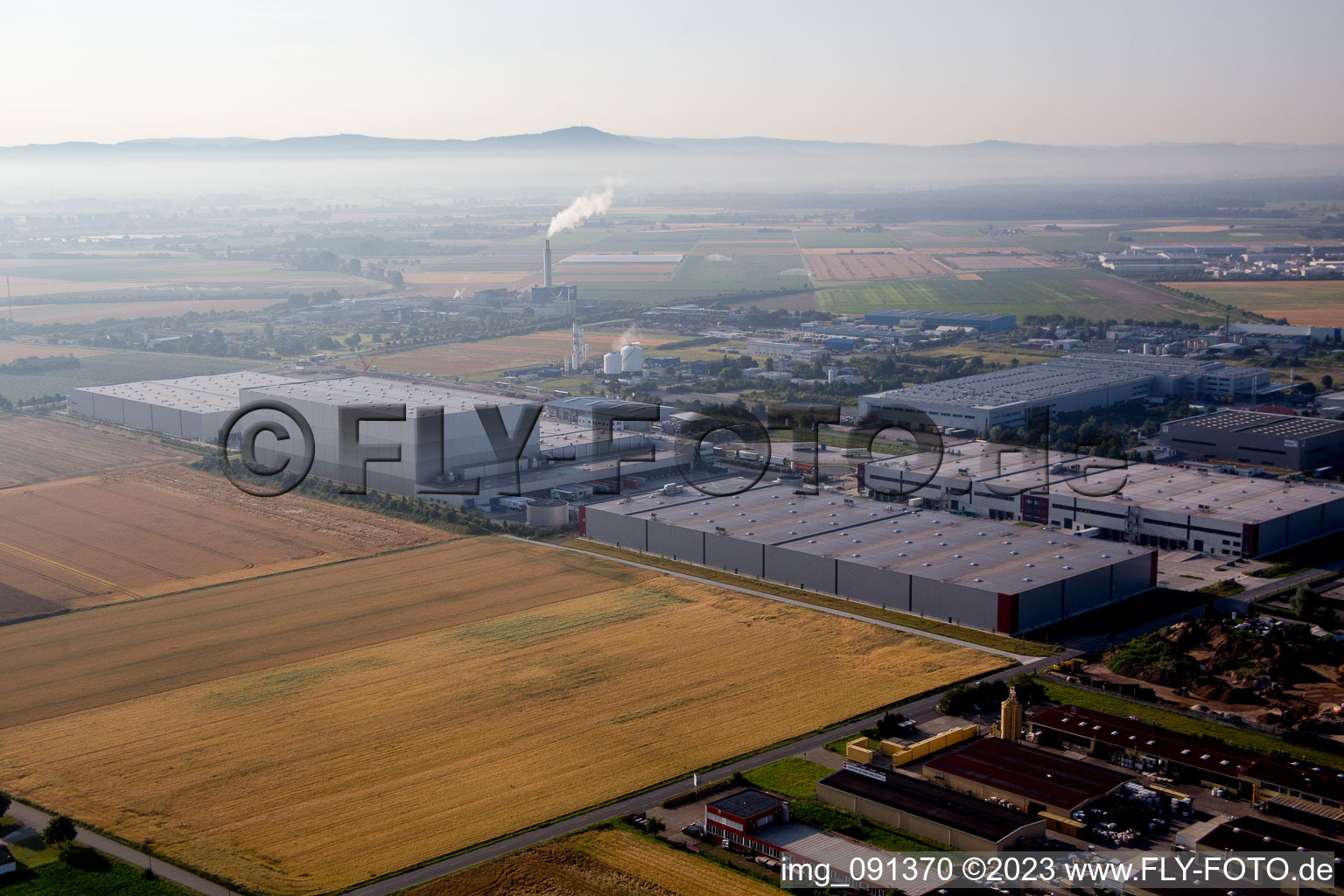 Biebesheim im Bundesland Hessen, Deutschland aus der Drohnenperspektive