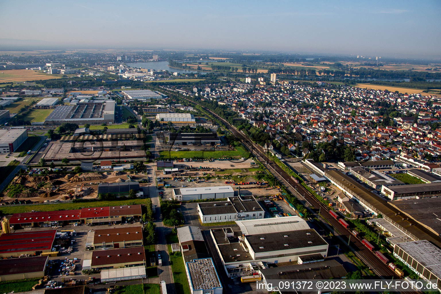 Biebesheim im Bundesland Hessen, Deutschland von der Drohne aus gesehen