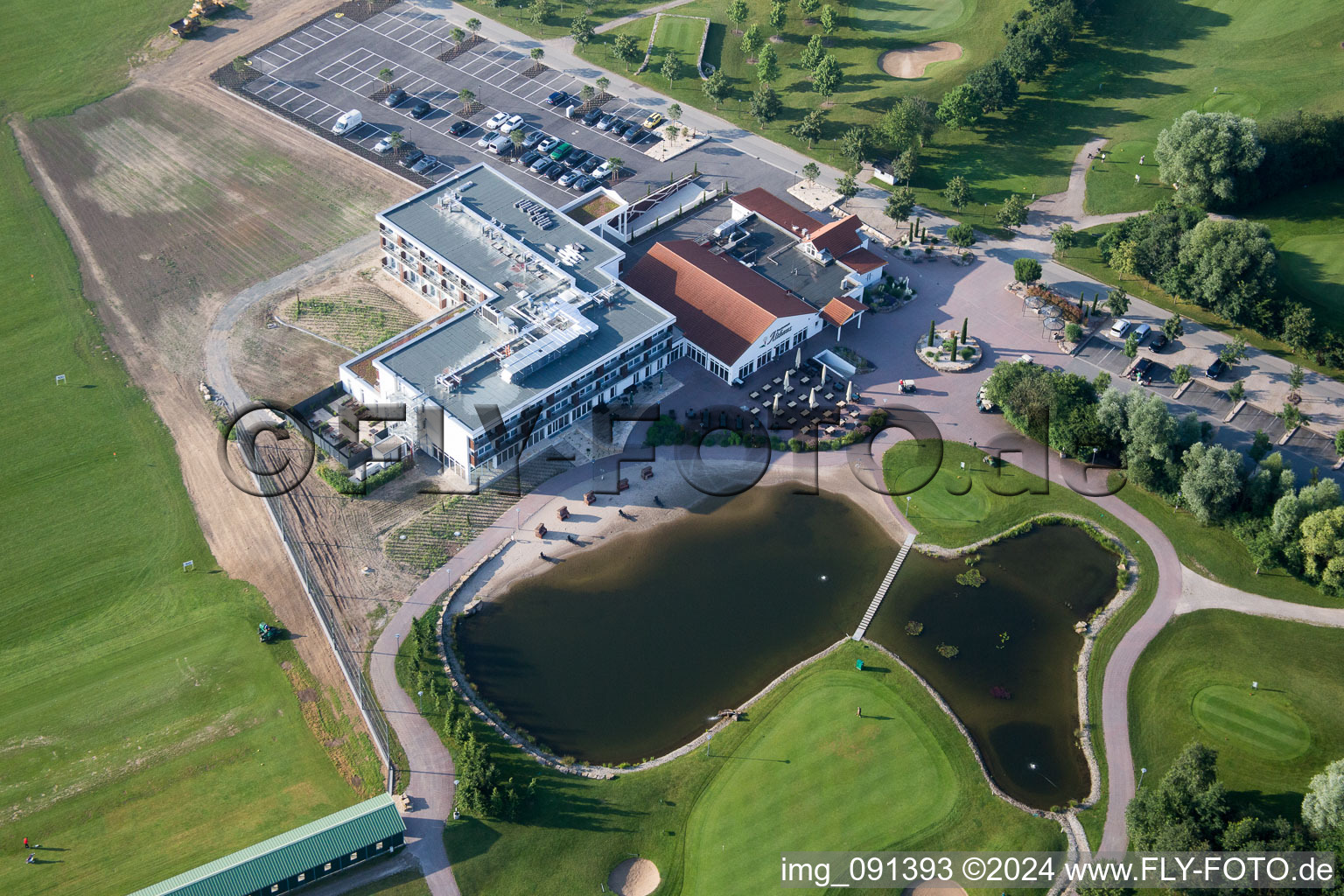 Allmendfeld, Golfresort Gernsheim - Hof Gräbenbruch im Bundesland Hessen, Deutschland aus der Drohnenperspektive