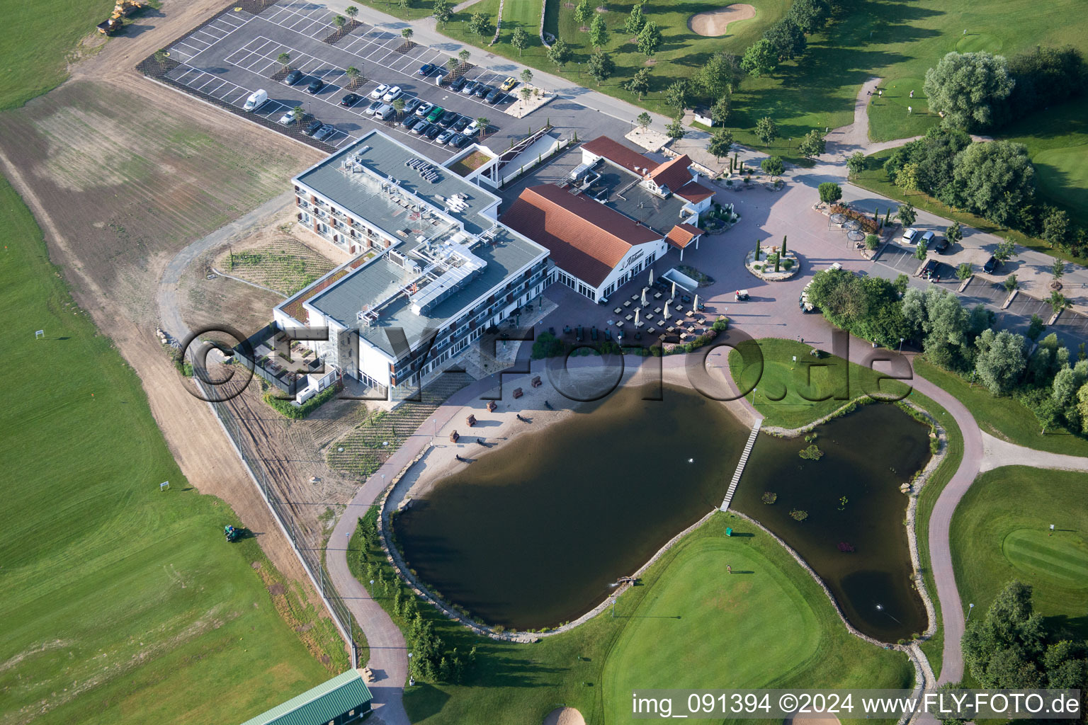 Allmendfeld, Golfresort Gernsheim - Hof Gräbenbruch im Bundesland Hessen, Deutschland von einer Drohne aus