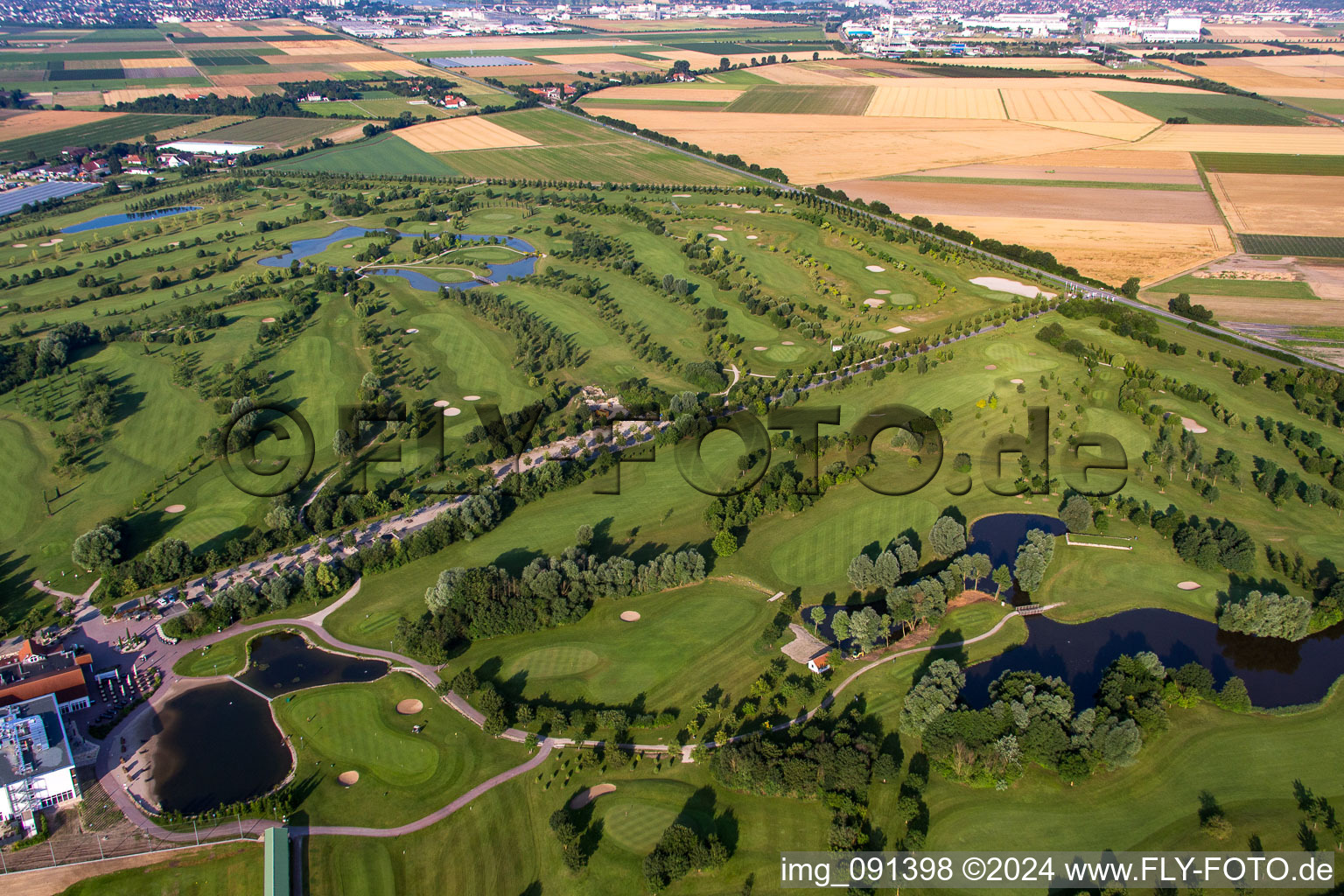 Schrägluftbild von Allmendfeld, Golfresort Gernsheim - Hof Gräbenbruch im Ortsteil Crumstadt in Riedstadt im Bundesland Hessen, Deutschland