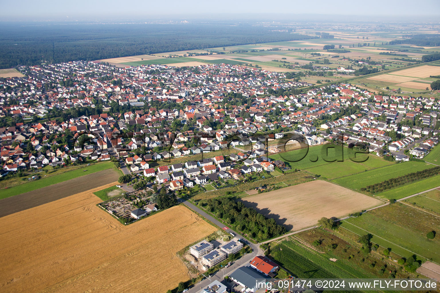 Ortsansicht der Straßen und Häuser der Wohngebiete in Einhausen im Bundesland Hessen, Deutschland