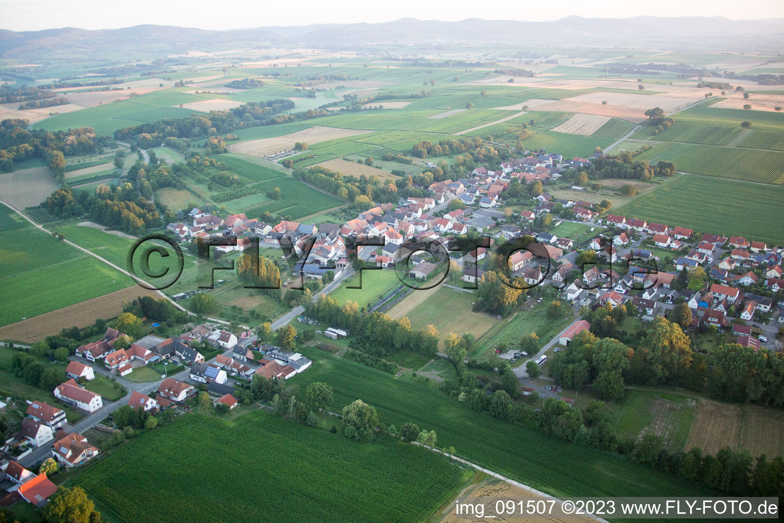 Luftaufnahme von Ortsteil Kleinsteinfeld in Niederotterbach im Bundesland Rheinland-Pfalz, Deutschland