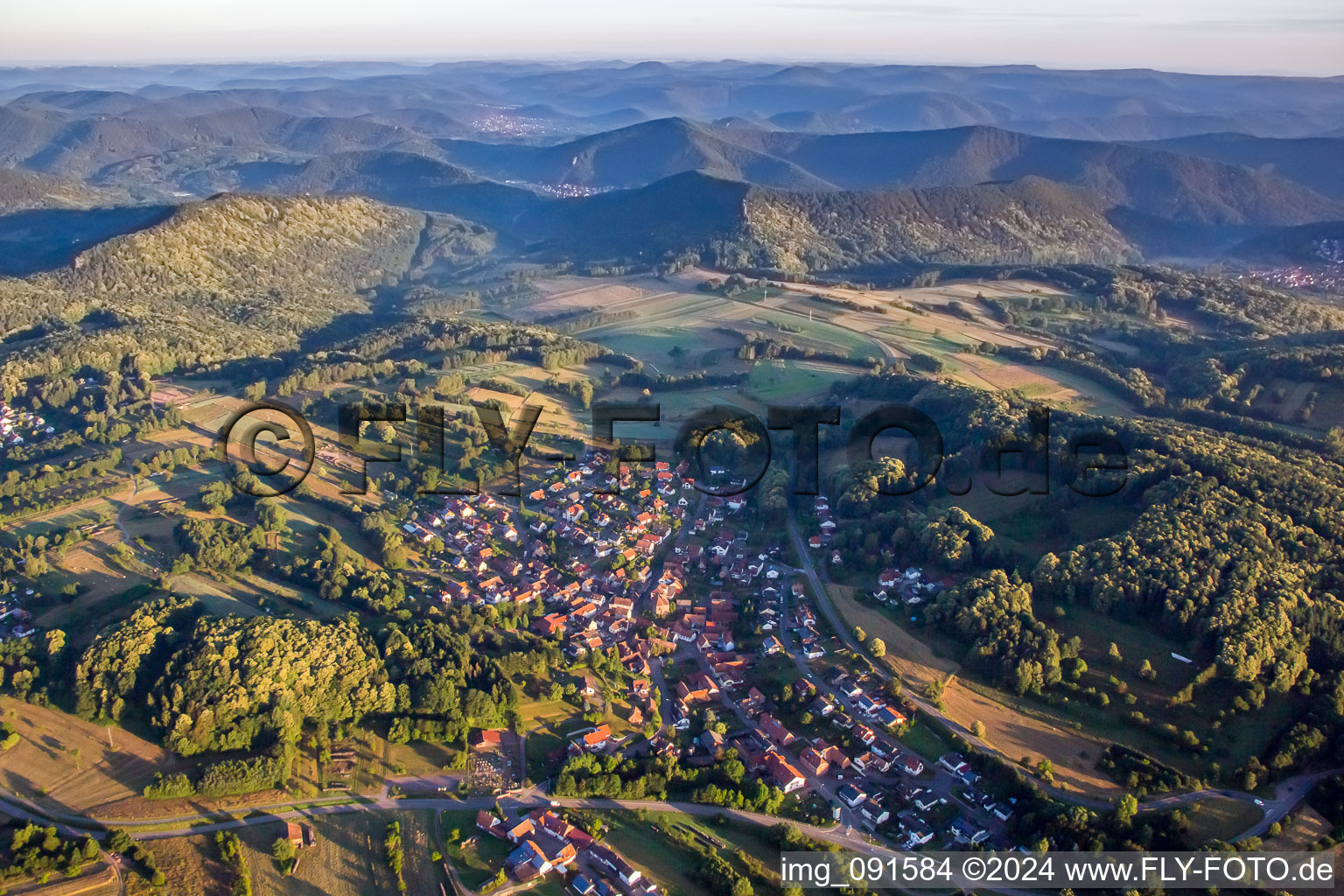 Dorf - Ansicht am Rande von landwirtschaftlichen Feldern und Nutzflächen in Völkersweiler im Bundesland Rheinland-Pfalz, Deutschland