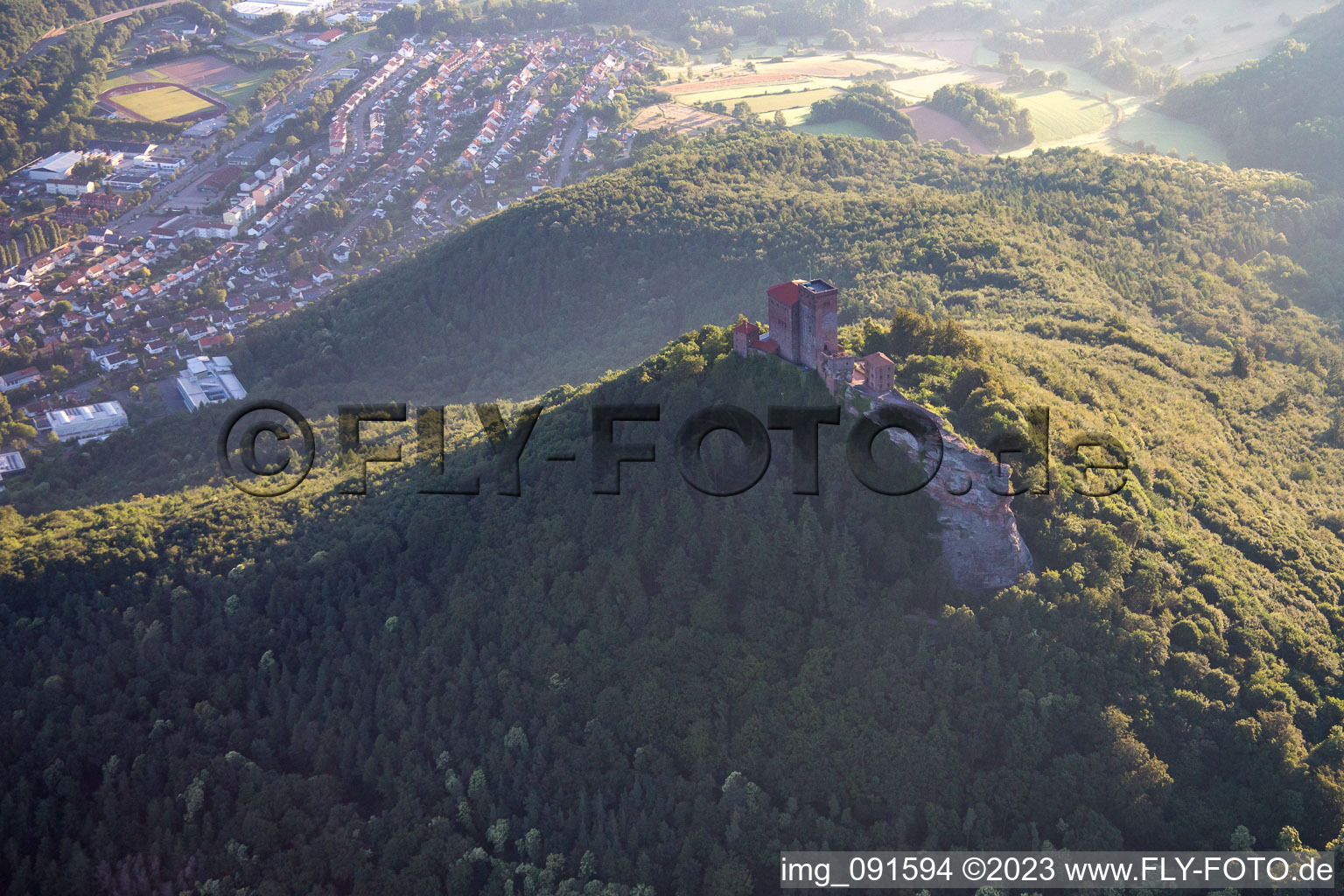 Luftaufnahme von Kletterfelsen Trifels in Annweiler am Trifels im Bundesland Rheinland-Pfalz, Deutschland
