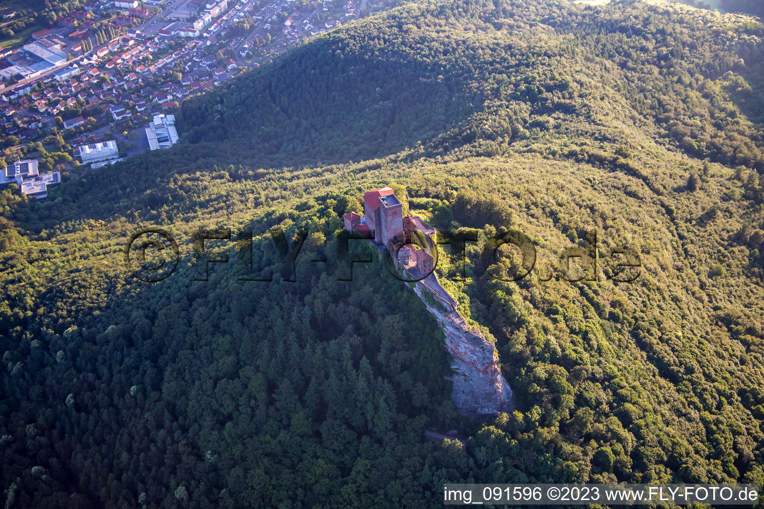 Drohnenbild von Burg Trifels in Annweiler am Trifels im Bundesland Rheinland-Pfalz, Deutschland