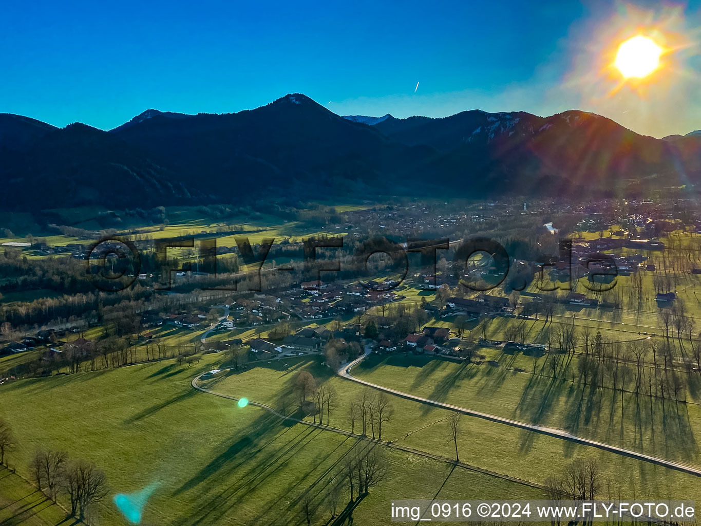 Luftbild von Sonnenaufgang über dem Isartal in Lenggries im Bundesland Bayern, Deutschland