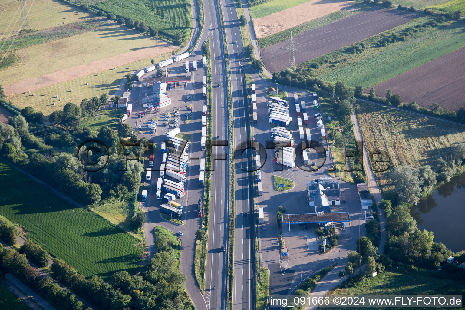 Autobahn Raststätte an der Verkehrsführung und den Fahrtrichtungen der BAB 61 in Dannstadt-Schauernheim im Bundesland Rheinland-Pfalz, Deutschland