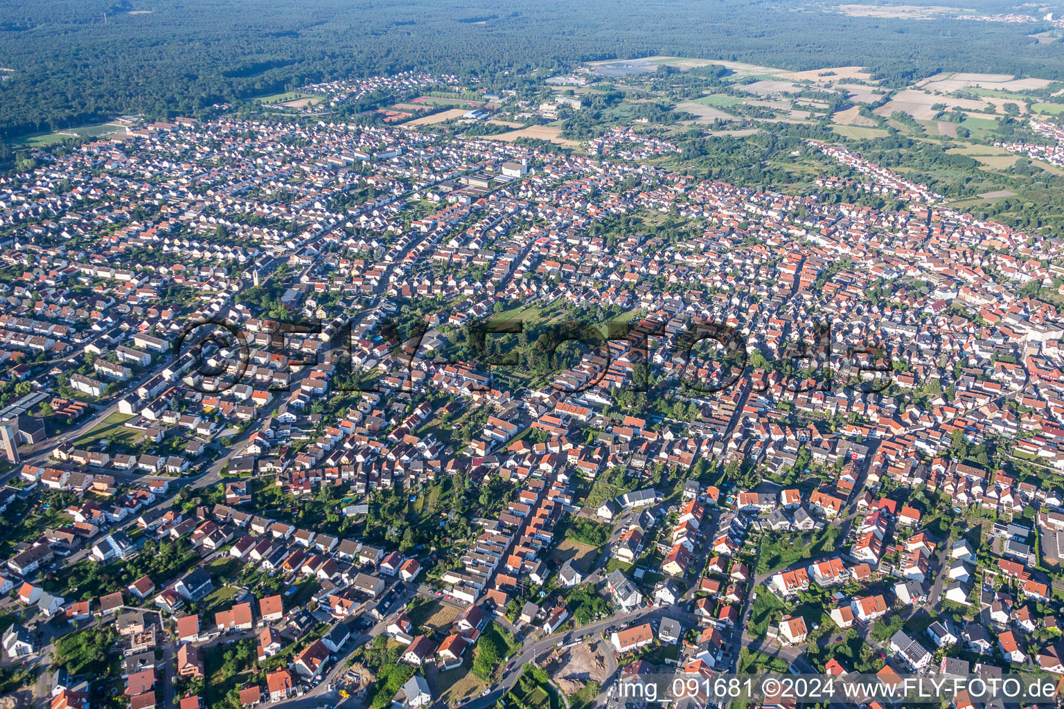Luftbild von Stadtgebiet mit Außenbezirken und Innenstadtbereich in Schifferstadt im Bundesland Rheinland-Pfalz, Deutschland