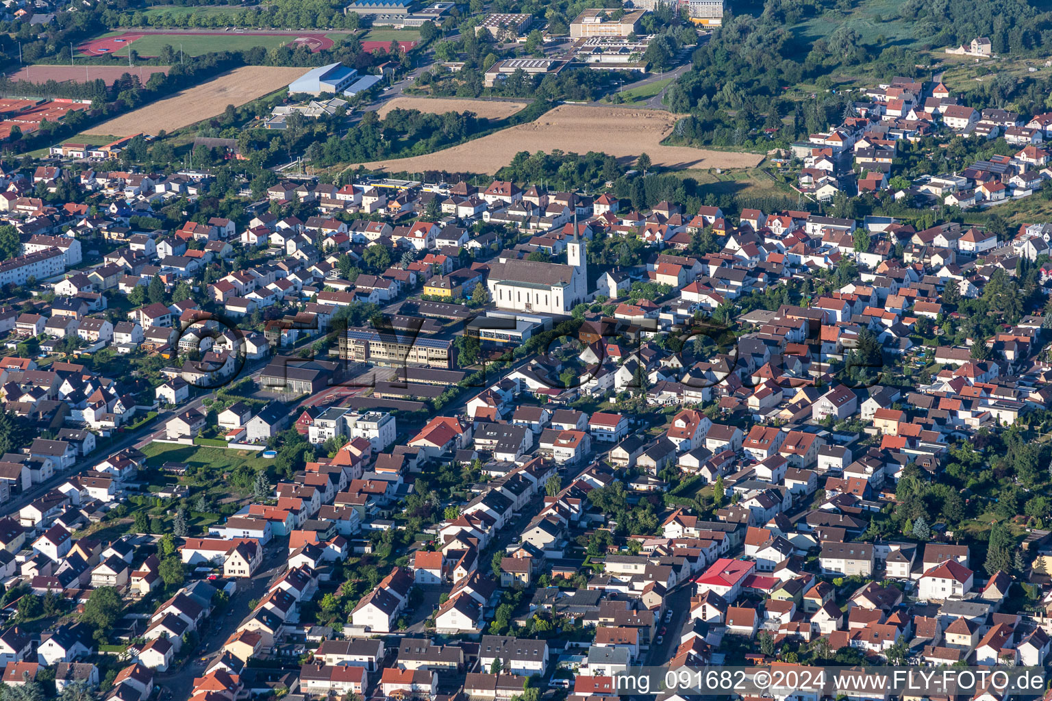 Luftaufnahme von Stadtgebiet mit Außenbezirken und Innenstadtbereich in Schifferstadt im Bundesland Rheinland-Pfalz, Deutschland