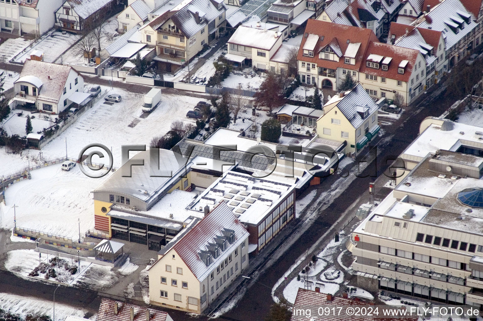 Winterlich schneebedeckte Gebäude des Rathauses der Stadtverwaltung Verbandsgemeinde und Stadt Kandel in Kandel im Bundesland Rheinland-Pfalz, Deutschland