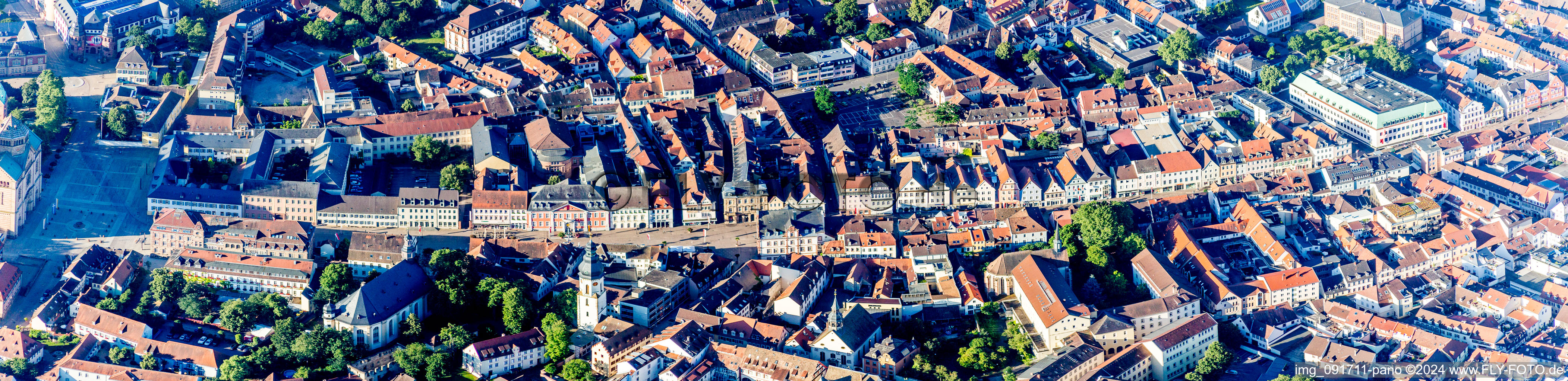 Luftbild von Panorama Perspektive der Straßenführung der bekannten Flaniermeile und Einkaufsstraße Maximilianstraße vom Dom zum Altpörtel in Speyer im Bundesland Rheinland-Pfalz, Deutschland