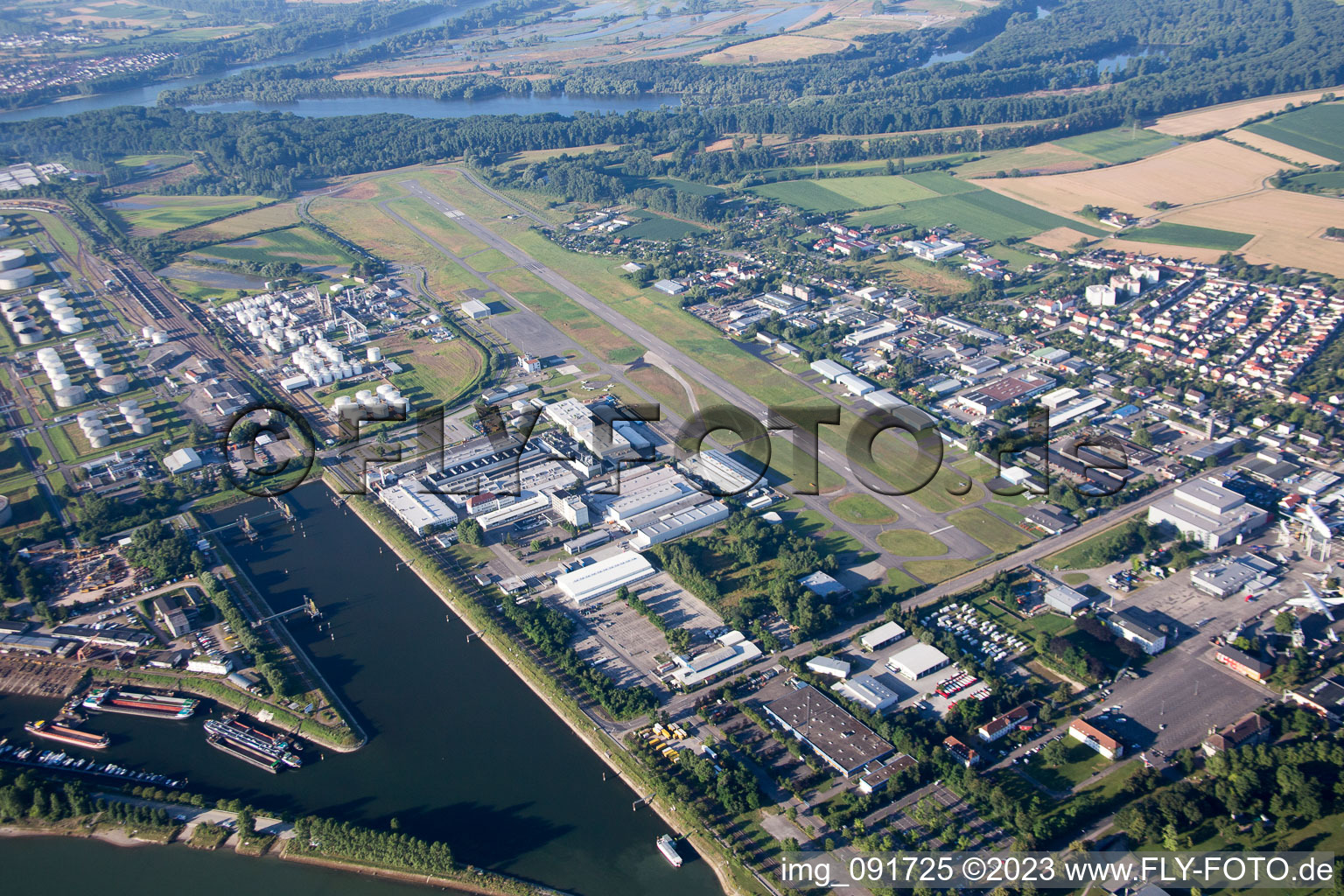 Schrägluftbild von Speyer, Flugplatz im Bundesland Rheinland-Pfalz, Deutschland