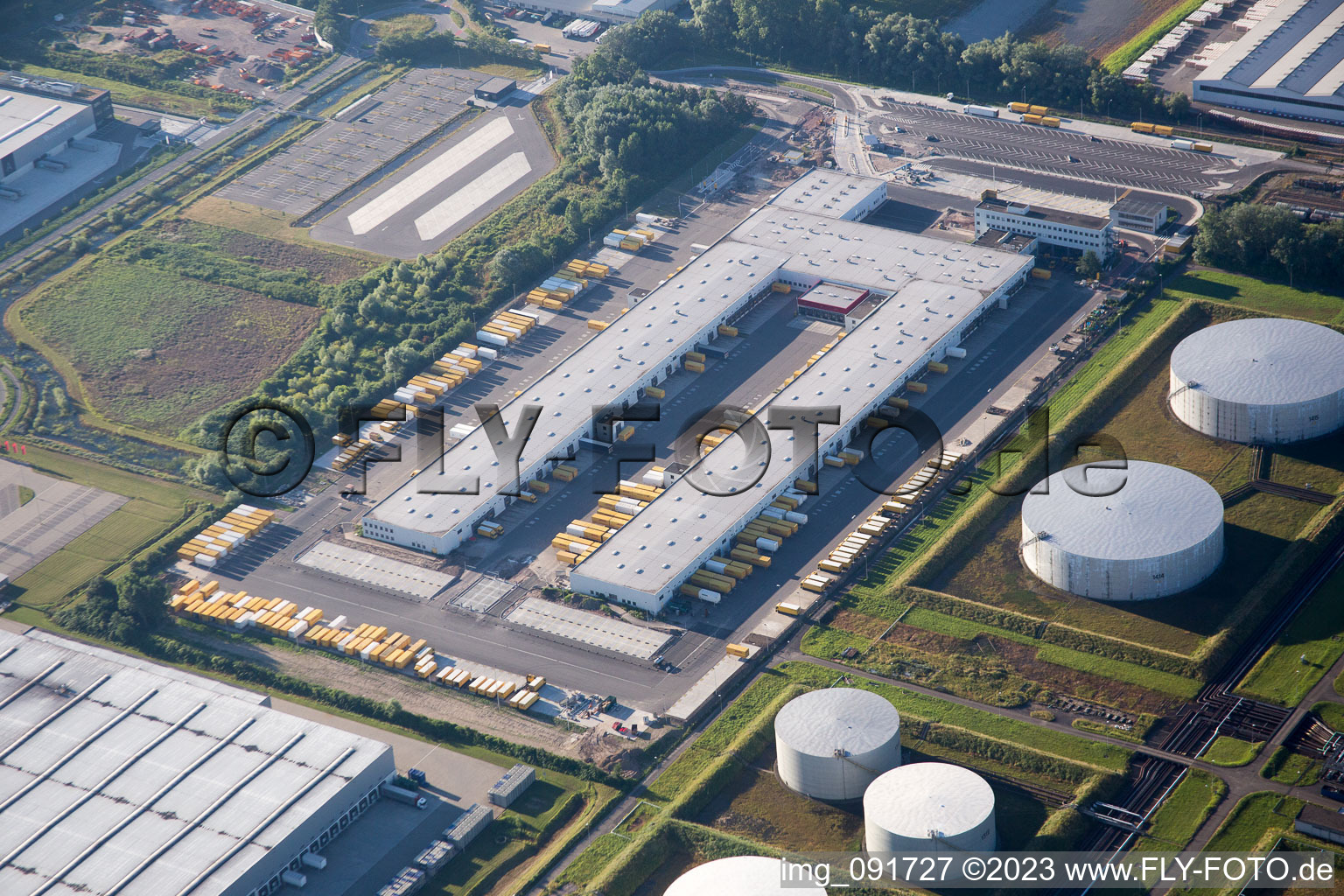 Luftaufnahme von Speyer, Industriegebiet am Flugplatz, DHL Logistik Zentrum im Bundesland Rheinland-Pfalz, Deutschland