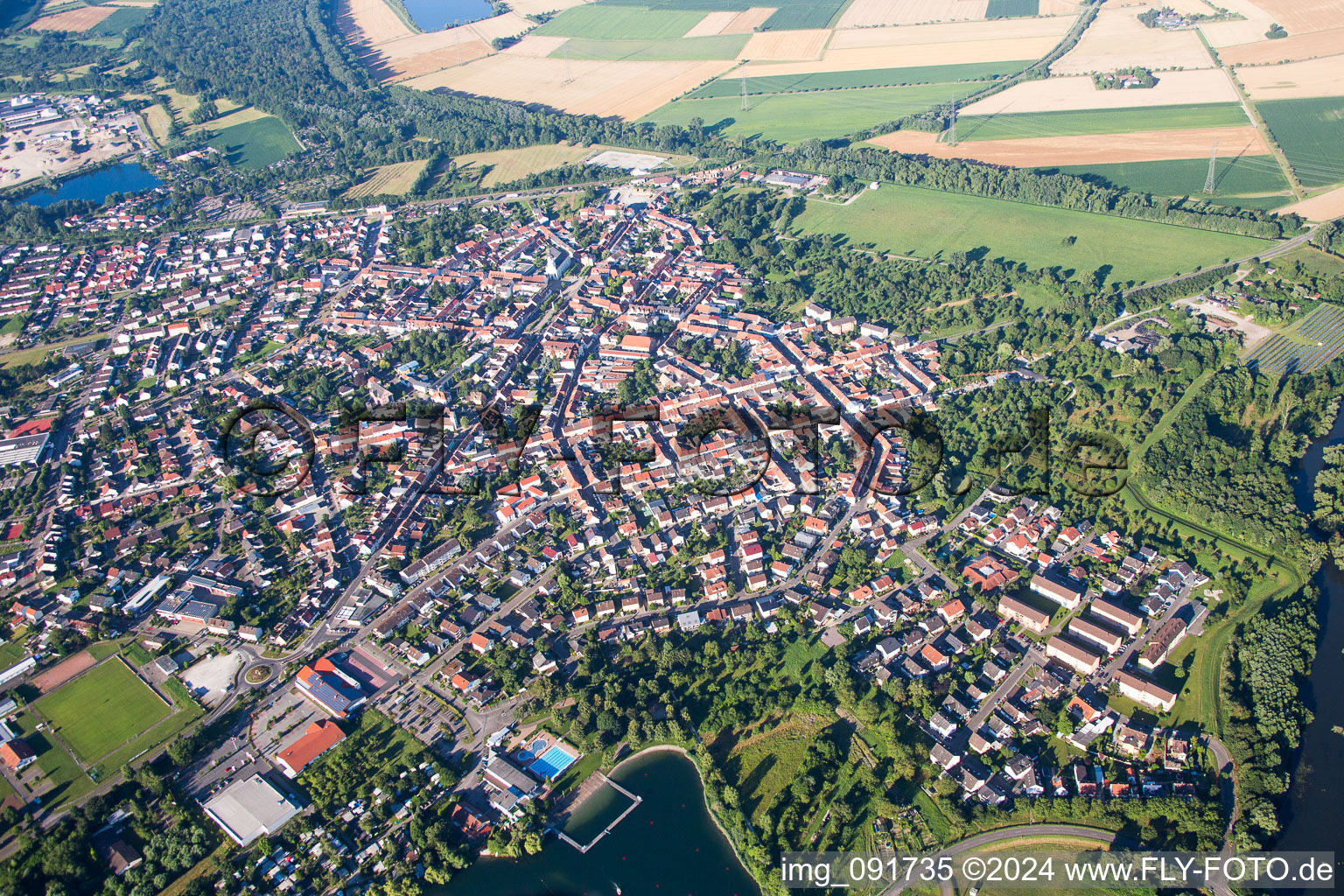 Ortsansicht der Straßen und Häuser der Wohngebiete in Philippsburg im Bundesland Baden-Württemberg, Deutschland