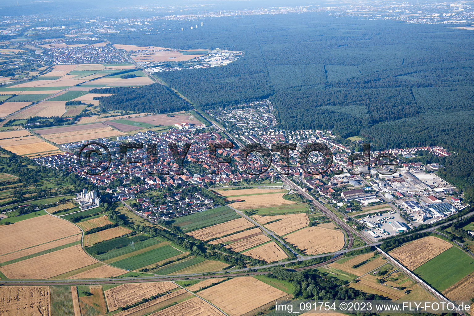 Ortsteil Friedrichstal in Stutensee im Bundesland Baden-Württemberg, Deutschland aus der Luft
