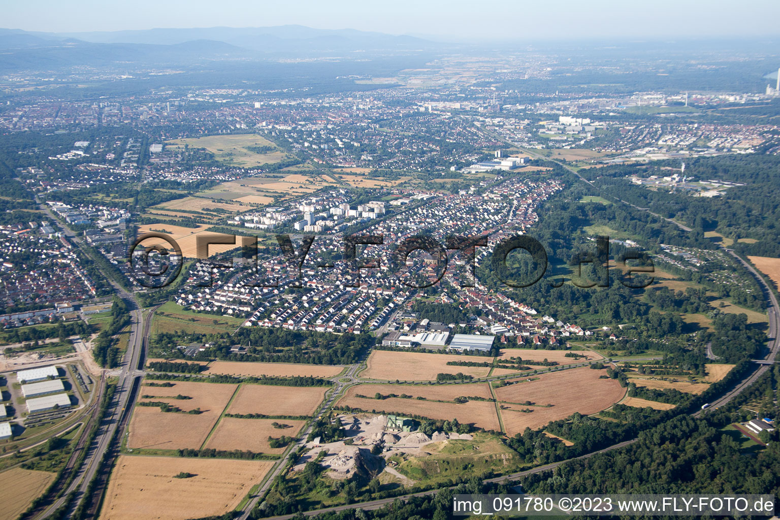 Drohnenbild von Ortsteil Neureut in Karlsruhe im Bundesland Baden-Württemberg, Deutschland