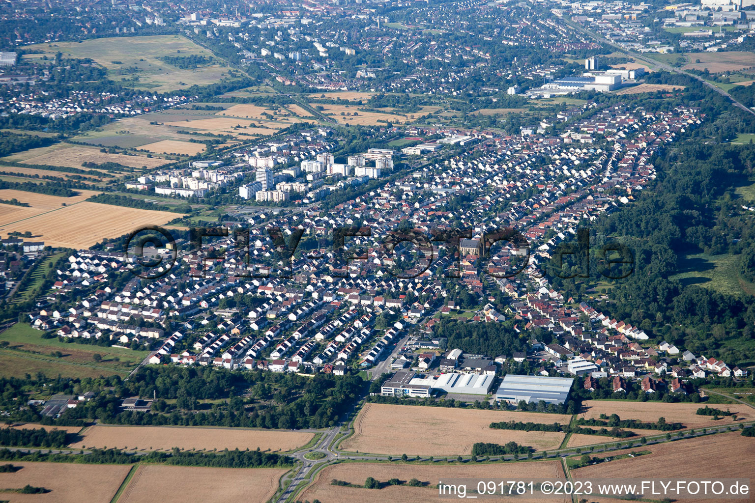 Ortsteil Neureut in Karlsruhe im Bundesland Baden-Württemberg, Deutschland aus der Drohnenperspektive