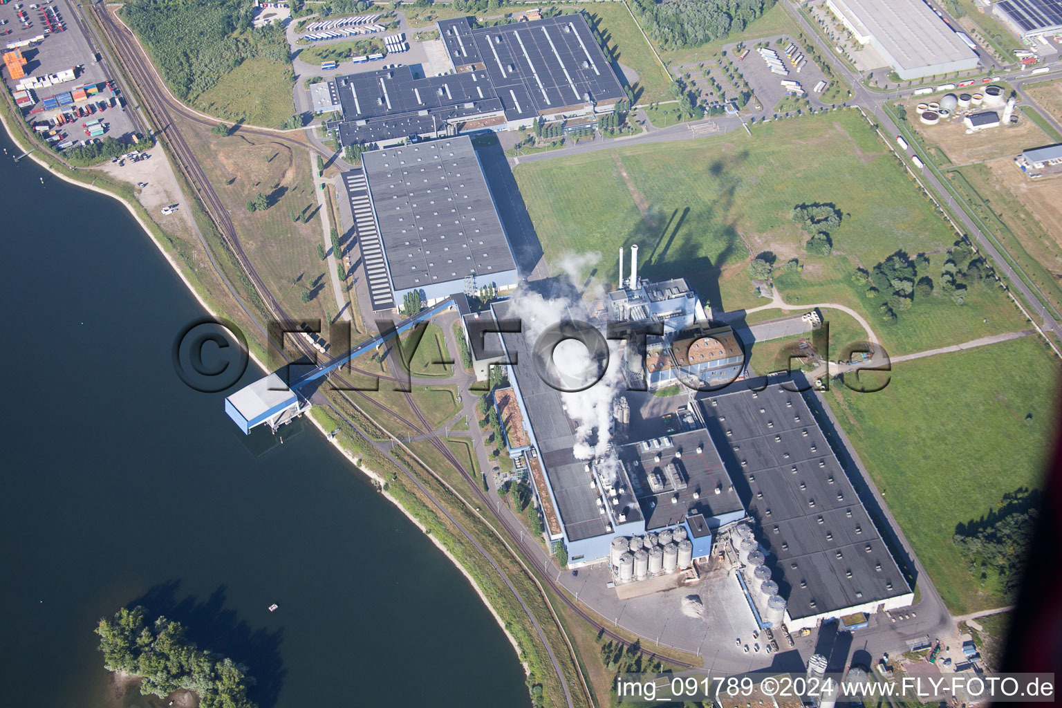 Luftbild von Wörth am Rhein, Industriegebiet Oberwald, Rheinhafen Wörth im Bundesland Rheinland-Pfalz, Deutschland