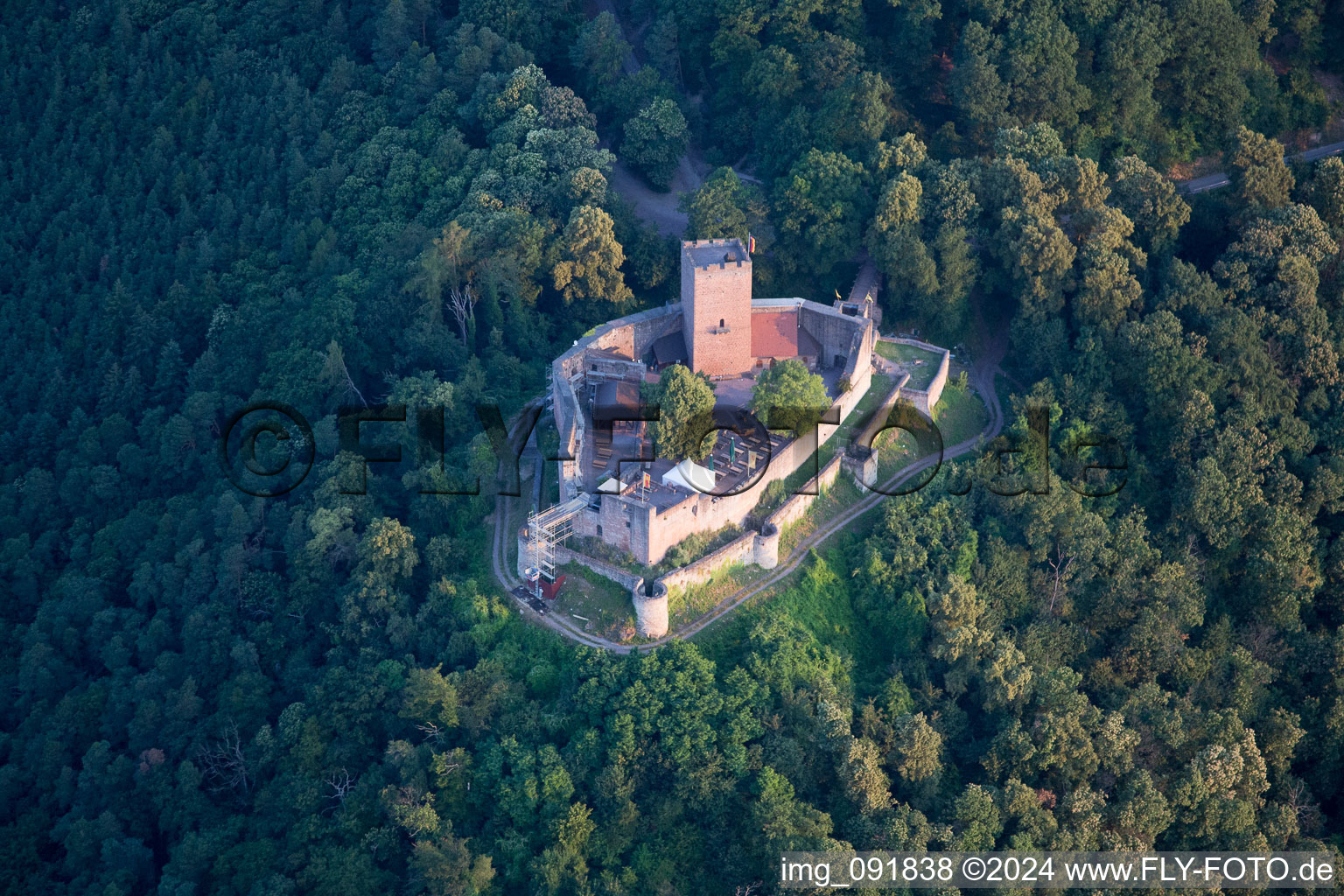 Klingenmünster im Bundesland Rheinland-Pfalz, Deutschland aus der Drohnenperspektive