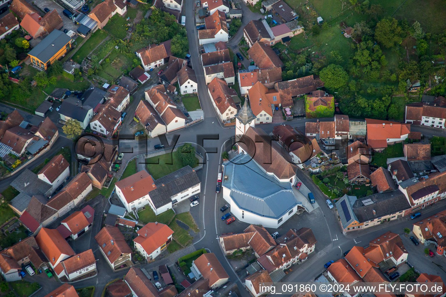 Luftbild von Kirche St. Cyriakus im Ortsteil Gossersweiler in Gossersweiler-Stein im Bundesland Rheinland-Pfalz, Deutschland