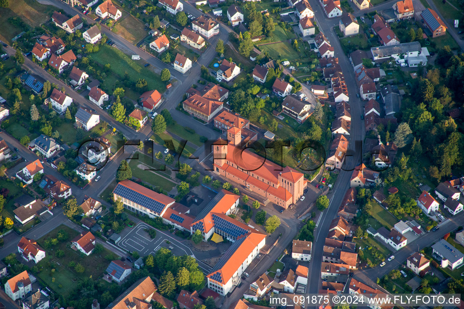 Luftaufnahme von Kirchengebäude der Christkönigskirche im Altstadt- Zentrum der Innenstadt in Hauenstein im Bundesland Rheinland-Pfalz, Deutschland