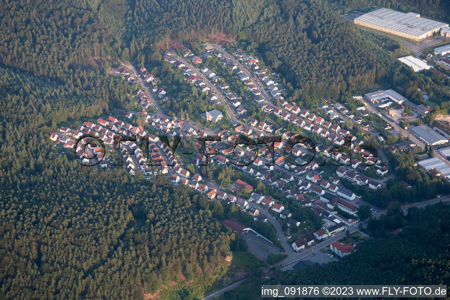 Hauenstein im Bundesland Rheinland-Pfalz, Deutschland aus der Drohnenperspektive