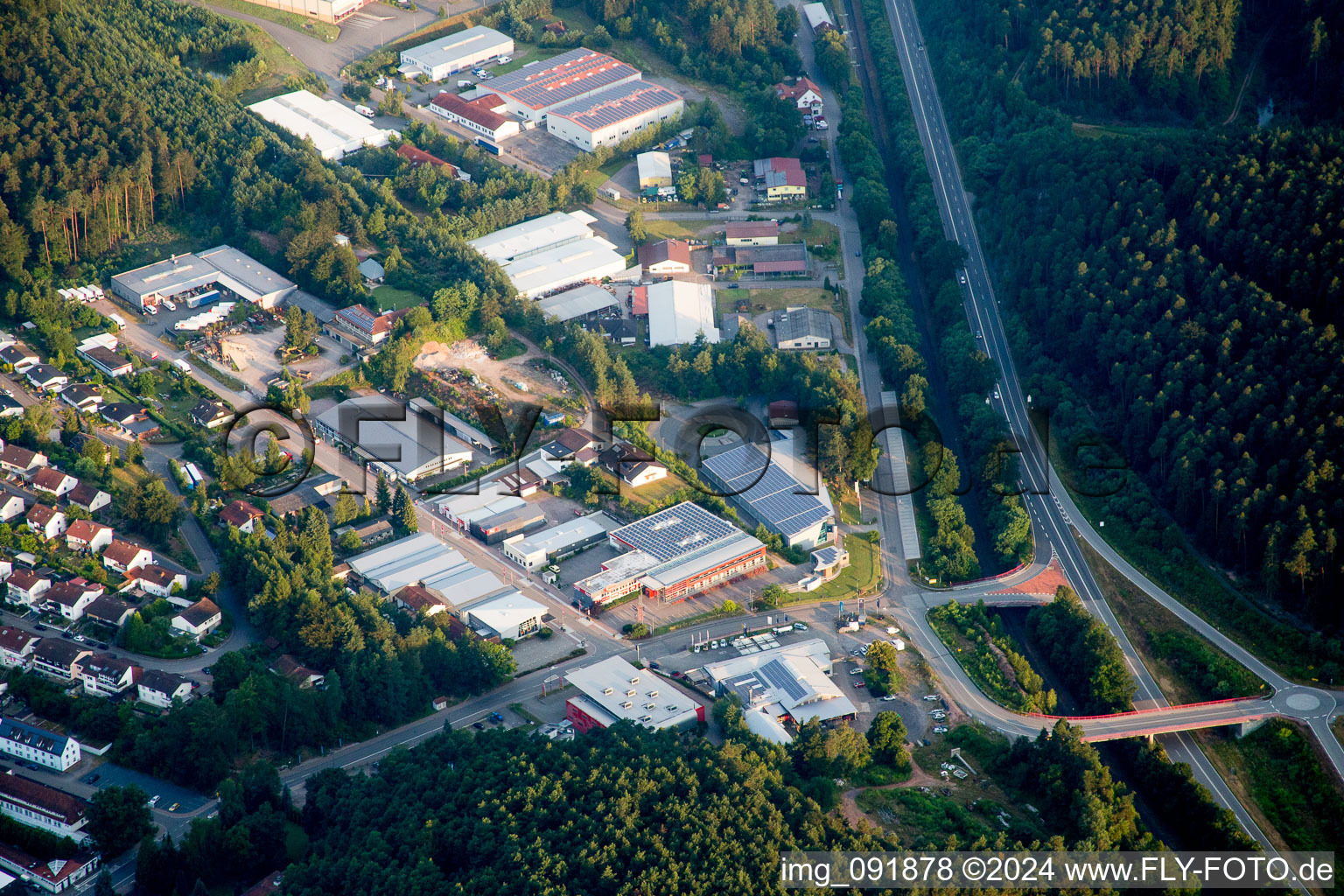 Gebäude und Produktionshallen auf dem Werksgelände Josef Seibel Schuhfabrik GmbH in Hauenstein im Bundesland Rheinland-Pfalz, Deutschland