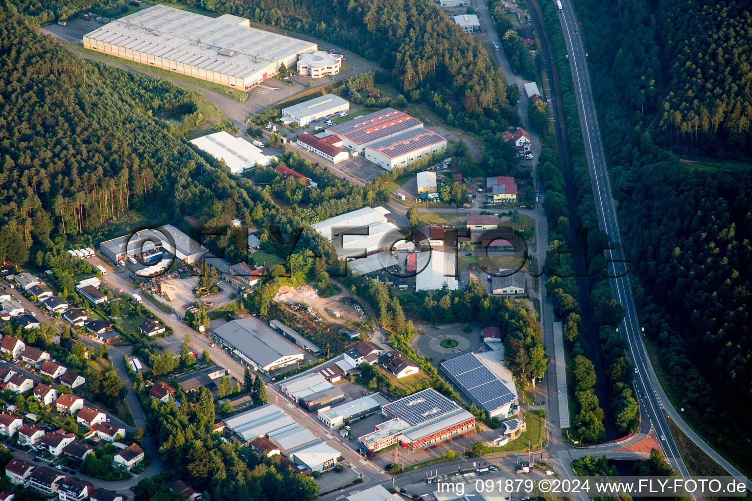 Luftbild von Gebäude und Produktionshallen auf dem Werksgelände Josef Seibel Schuhfabrik GmbH in Hauenstein im Bundesland Rheinland-Pfalz, Deutschland