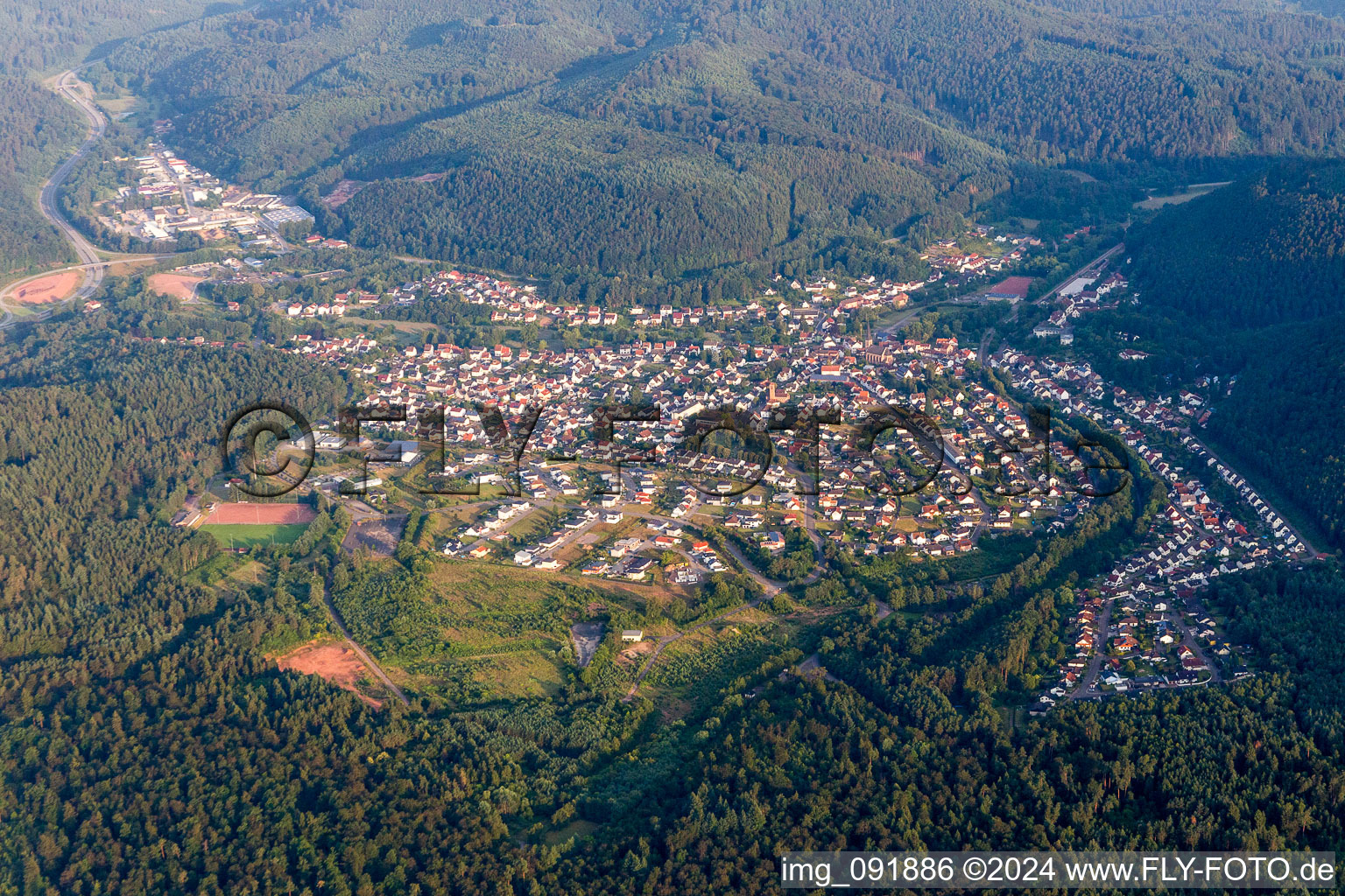 Luftbild von Dorf - Ansicht in Münchweiler an der Rodalb im Bundesland Rheinland-Pfalz, Deutschland