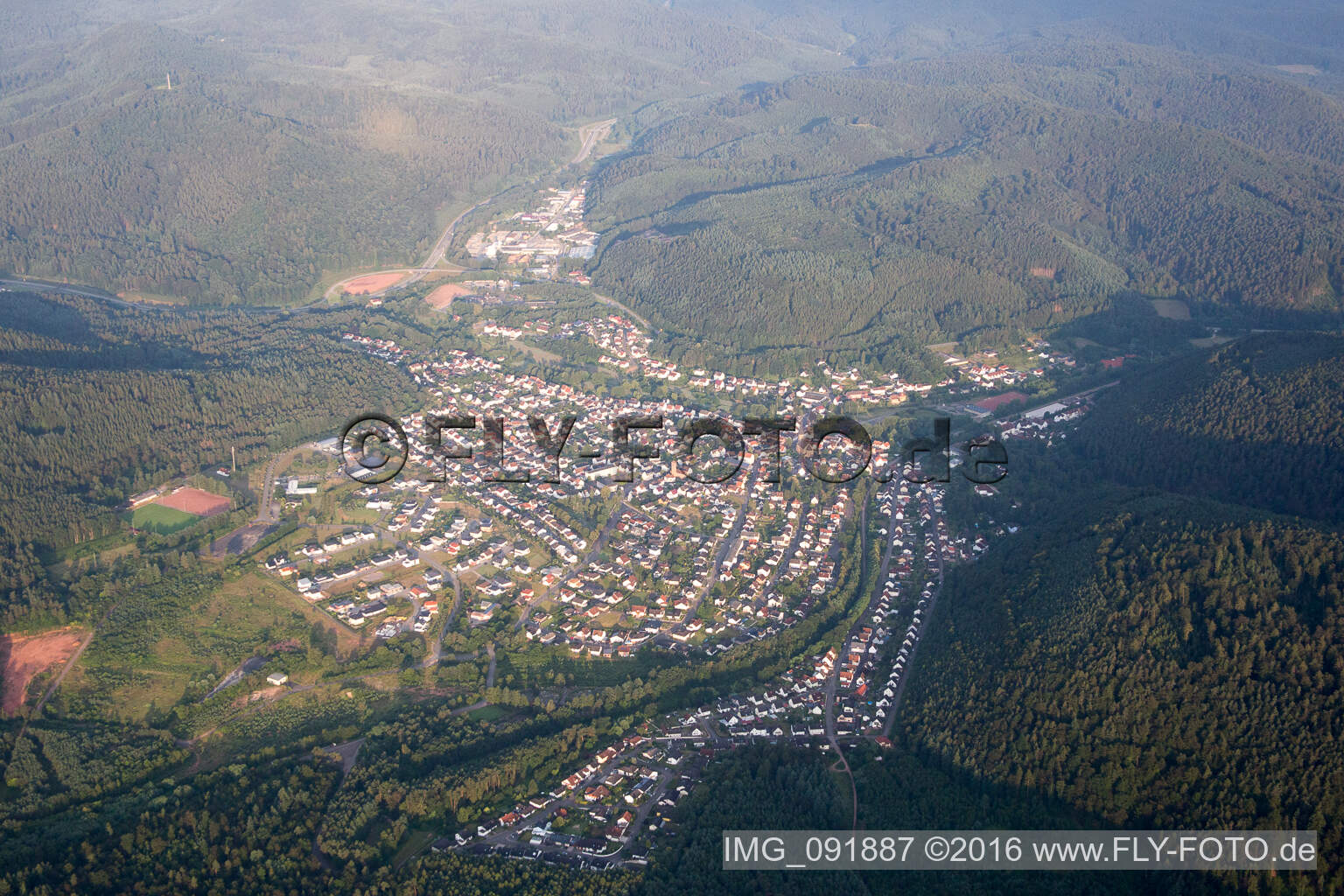 Luftaufnahme von Dorf - Ansicht in Münchweiler an der Rodalb im Bundesland Rheinland-Pfalz, Deutschland