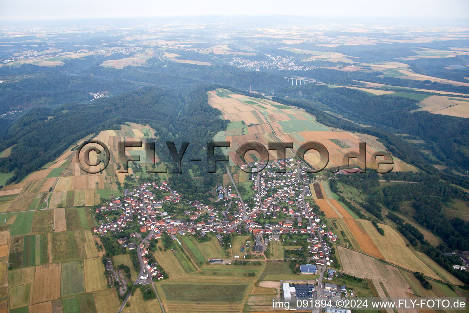 Dorf - Ansicht am Rande von landwirtschaftlichen Feldern und Nutzflächen in Donsieders im Bundesland Rheinland-Pfalz, Deutschland