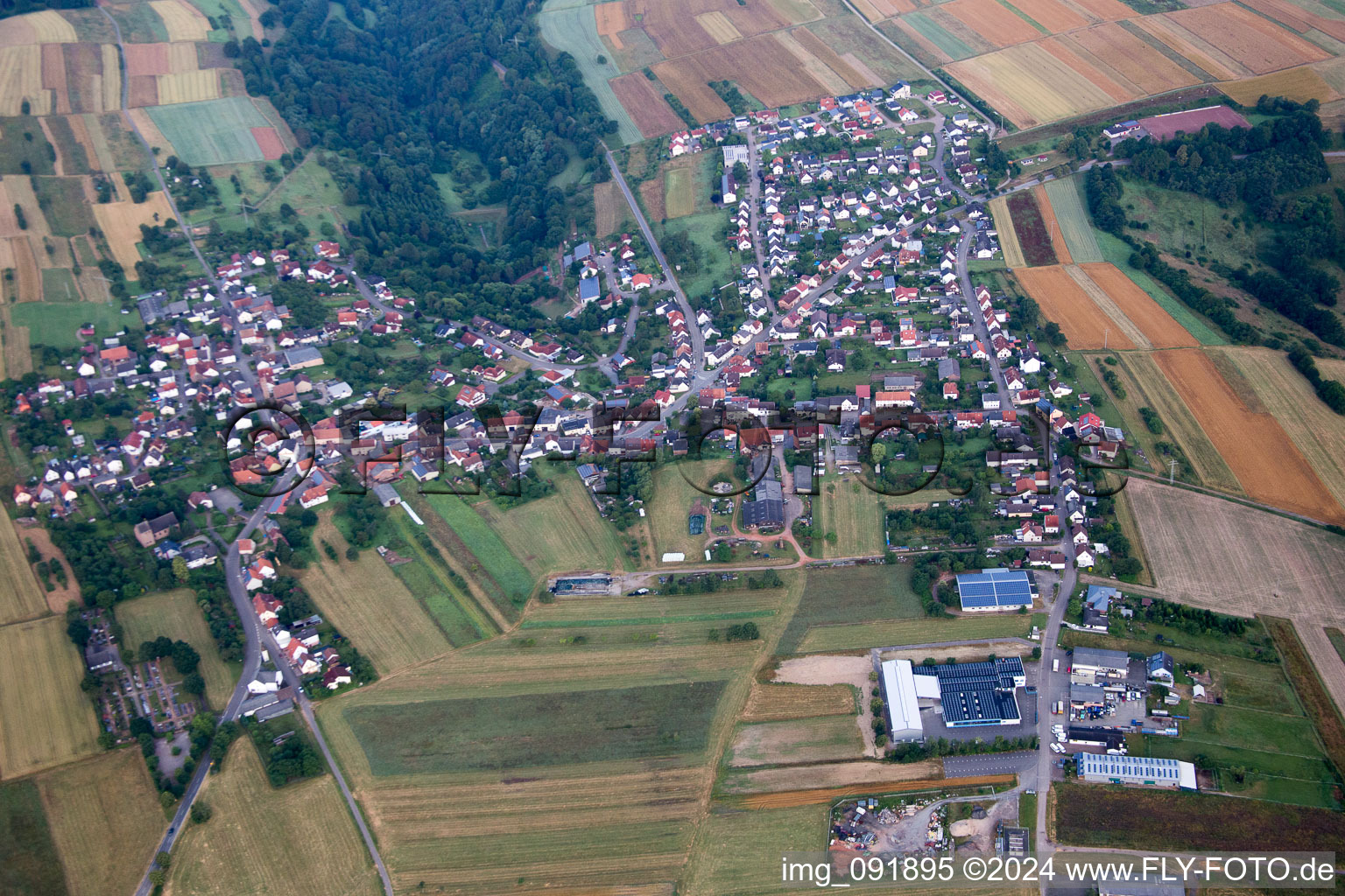 Luftbild von Dorf - Ansicht am Rande von landwirtschaftlichen Feldern und Nutzflächen in Donsieders im Bundesland Rheinland-Pfalz, Deutschland