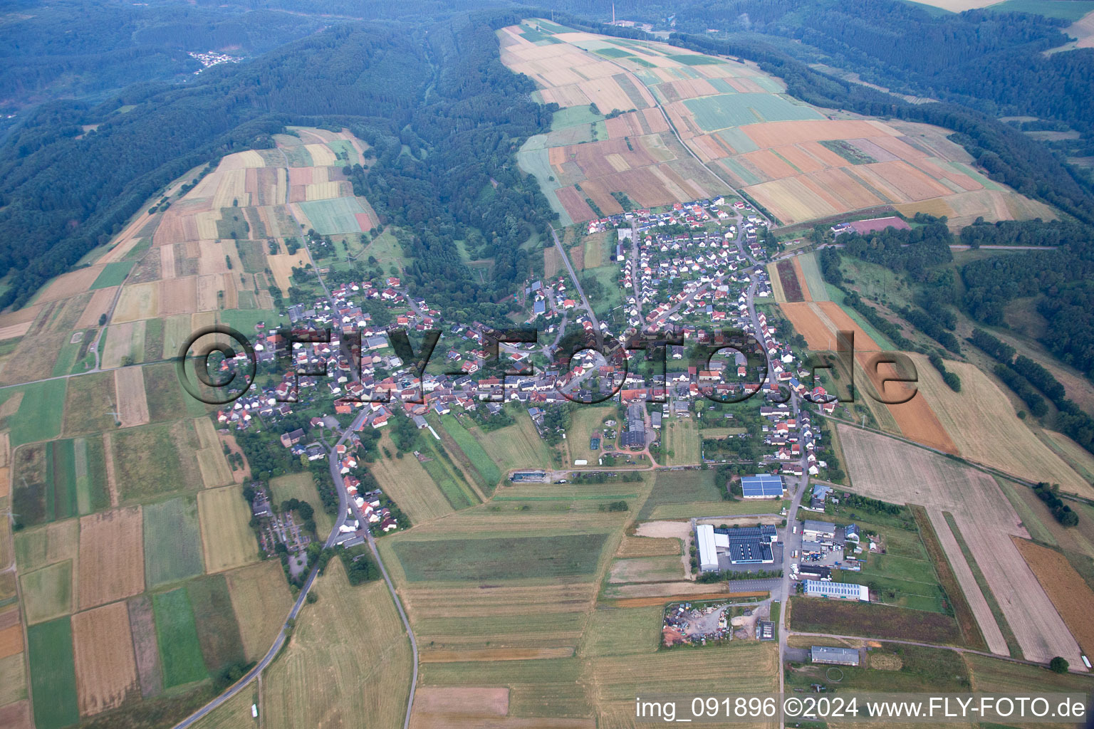 Luftaufnahme von Dorf - Ansicht am Rande von landwirtschaftlichen Feldern und Nutzflächen in Donsieders im Bundesland Rheinland-Pfalz, Deutschland