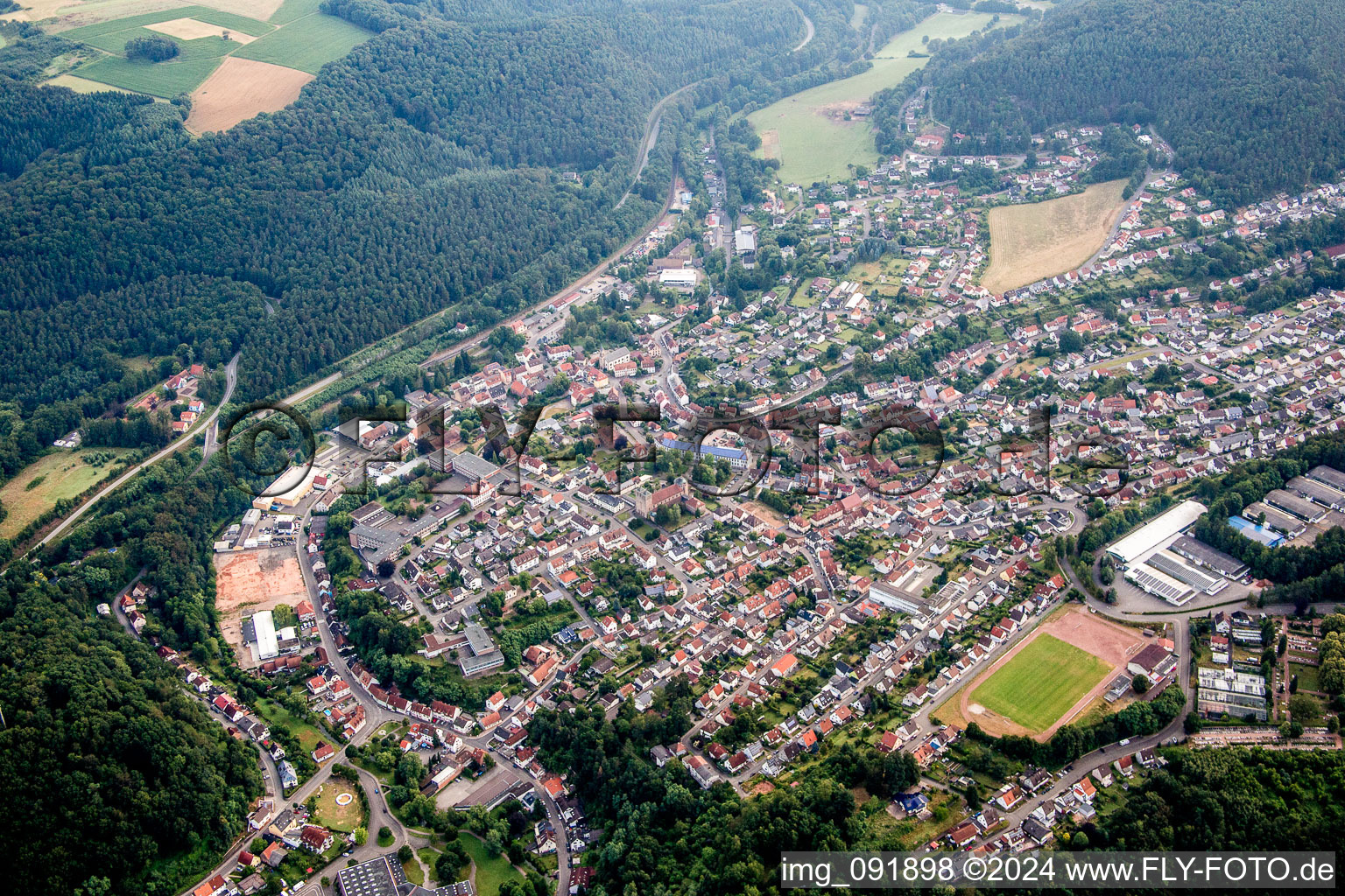 Ortsansicht der Straßen und Häuser der Wohngebiete in Waldfischbach-Burgalben im Bundesland Rheinland-Pfalz, Deutschland